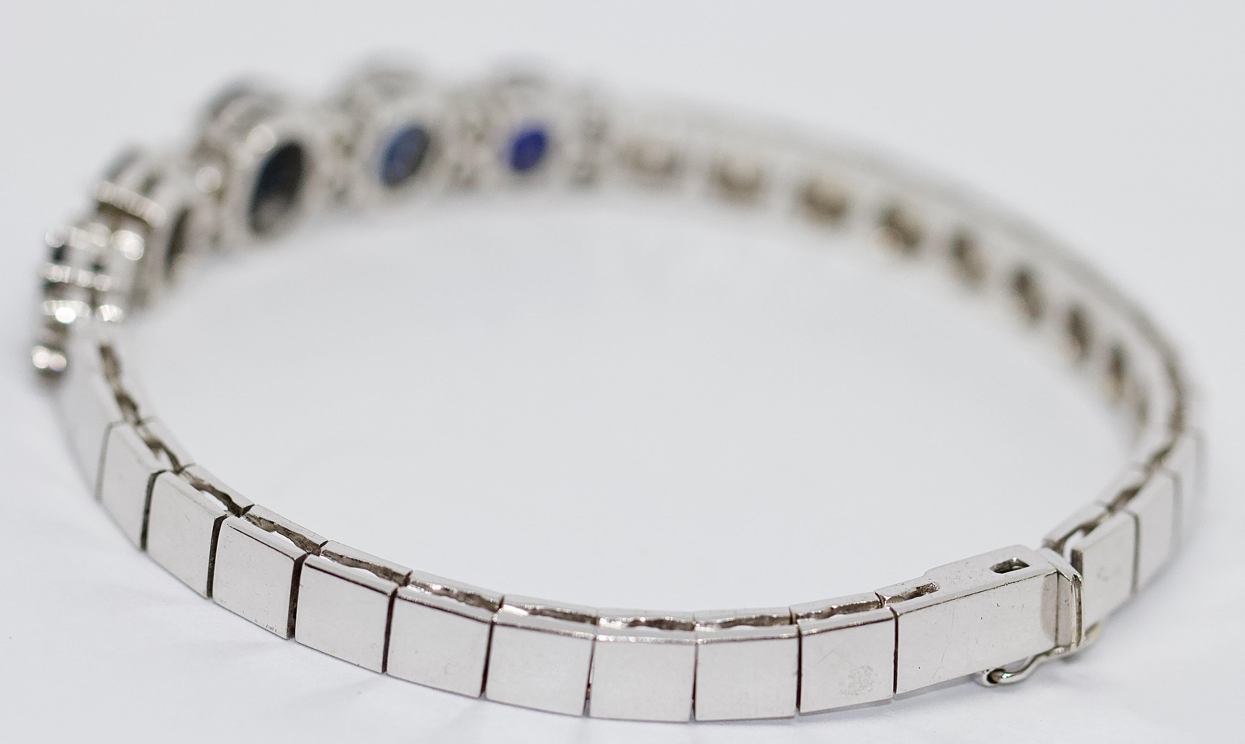 Taille ronde Bracelet tennis pour femme en or blanc 18 carats avec saphirs et diamants en vente