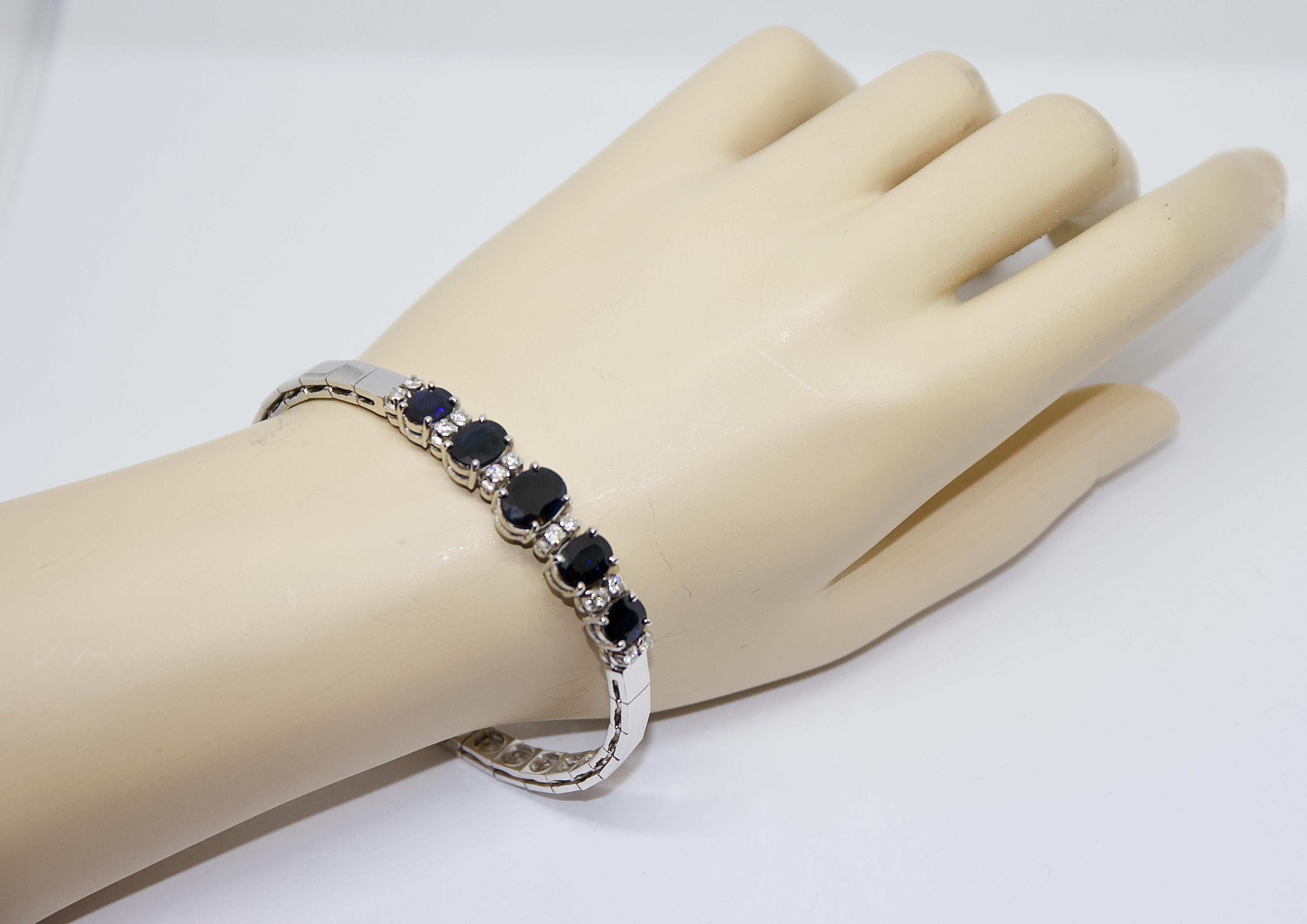 Bracelet tennis pour femme en or blanc 18 carats avec saphirs et diamants en vente 1