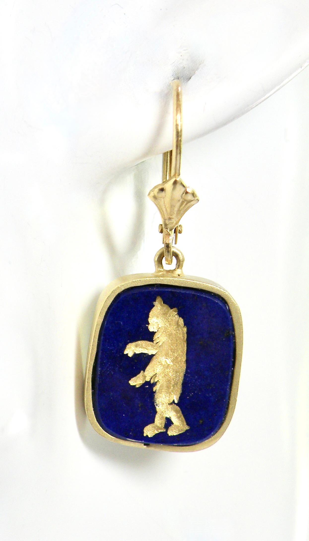 18k lapis earrings. Carved Gold Intaglio bears In New Condition In Cohasset, MA