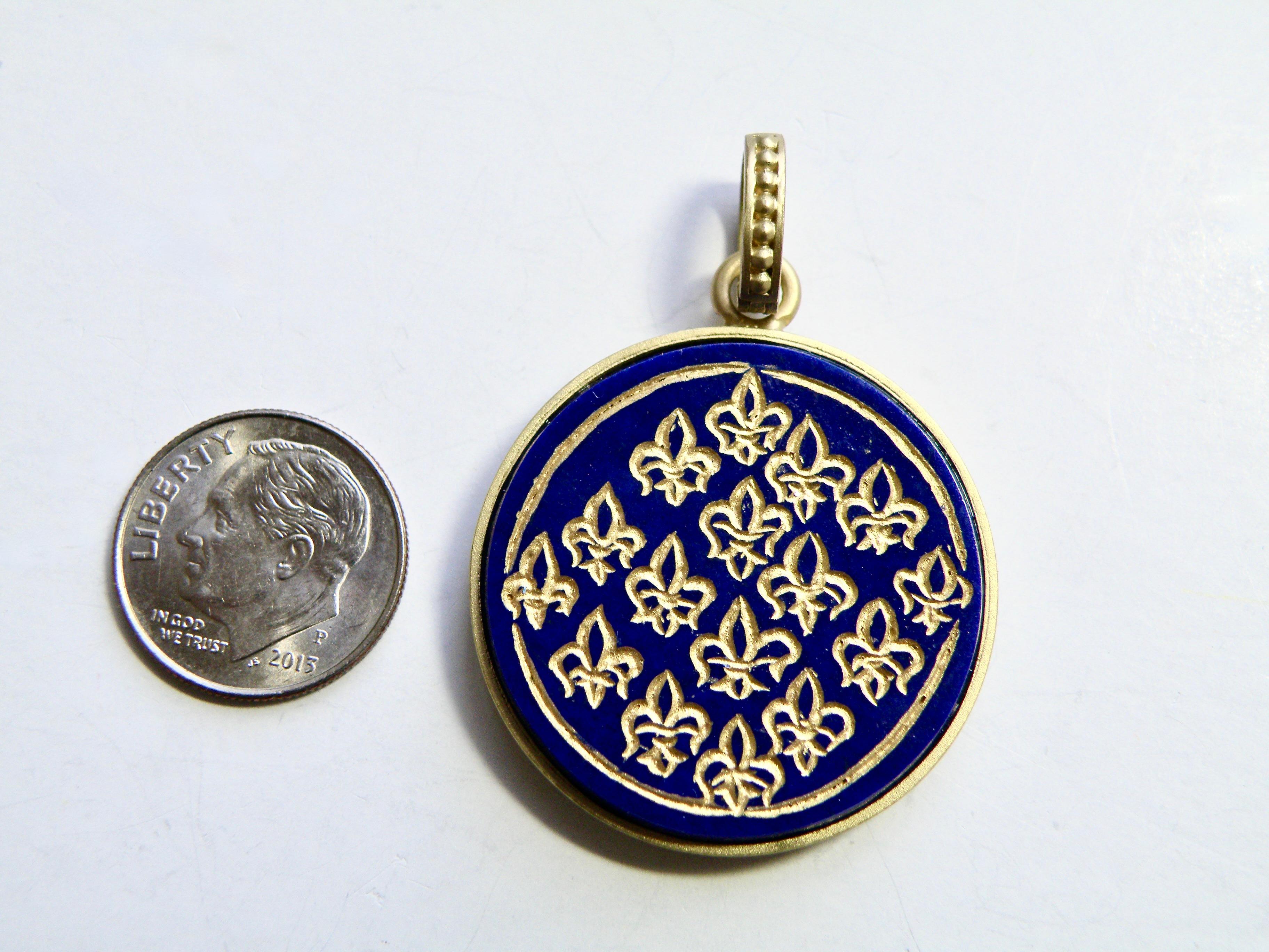 Moderno Potenziatore in lapis 18k, multi mini fleur de lis intaglio in vendita