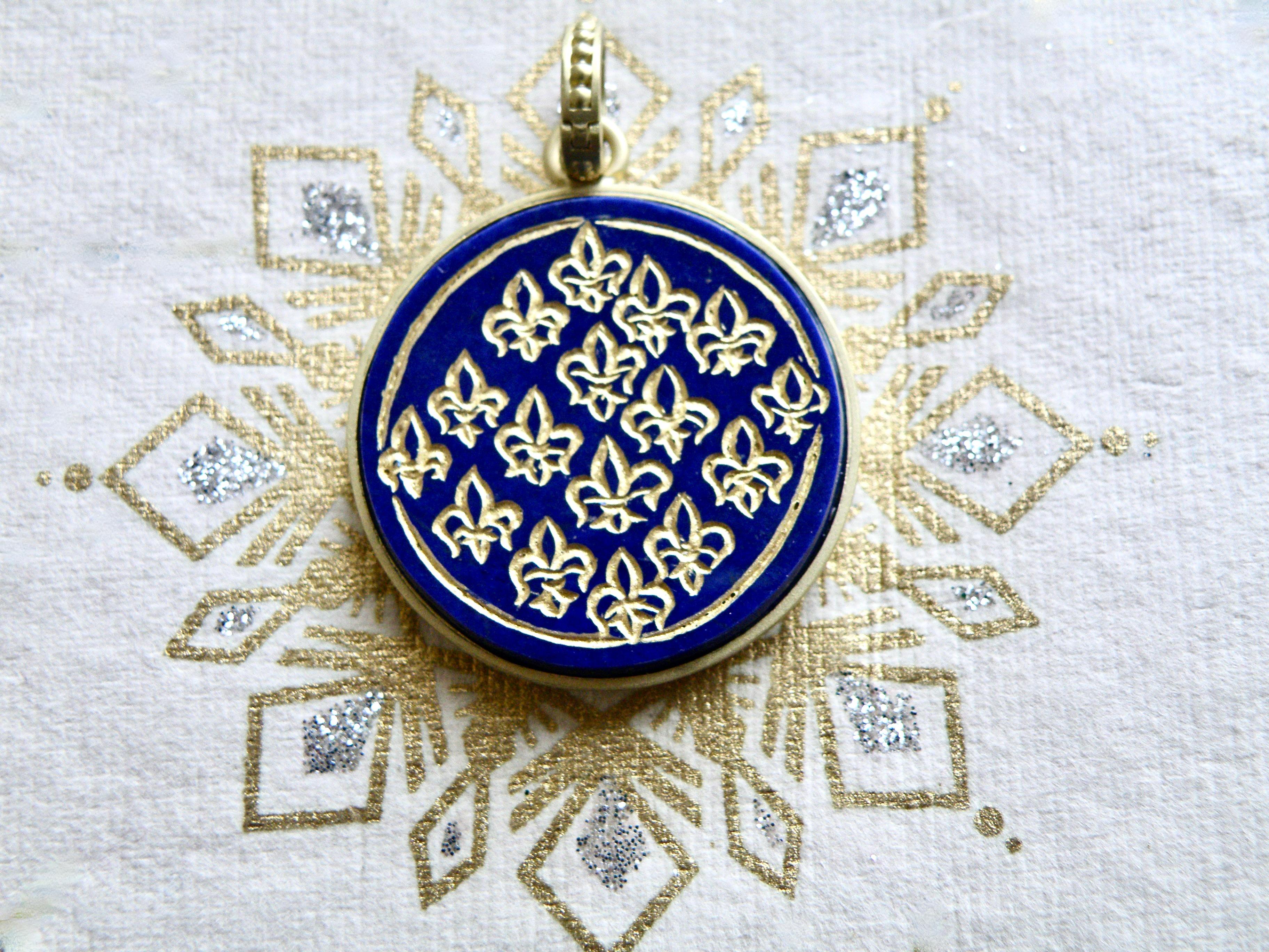 Cabochon Potenziatore in lapis 18k, multi mini fleur de lis intaglio in vendita