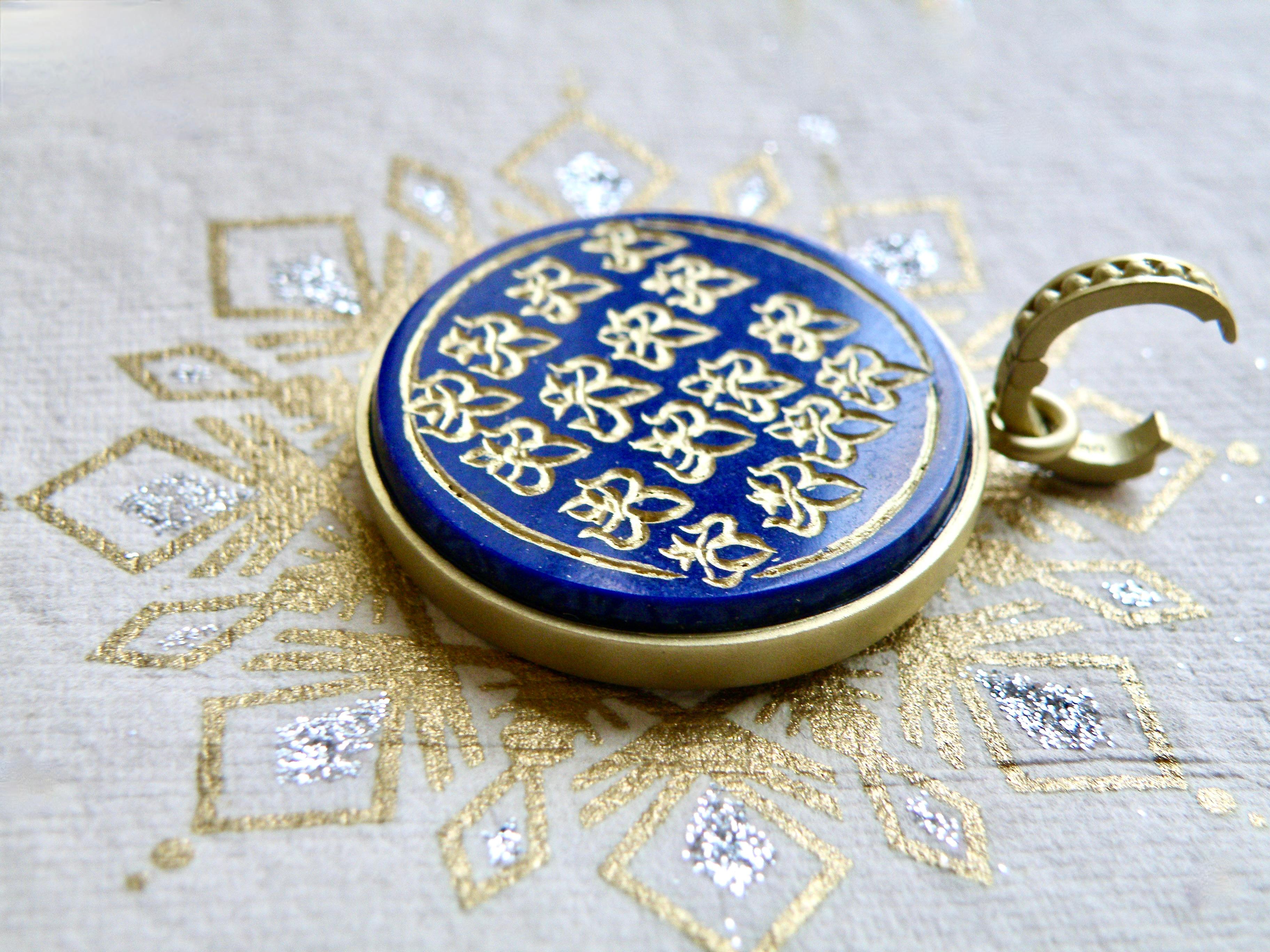 Potenziatore in lapis 18k, multi mini fleur de lis intaglio In condizioni Nuovo in vendita a Cohasset, MA