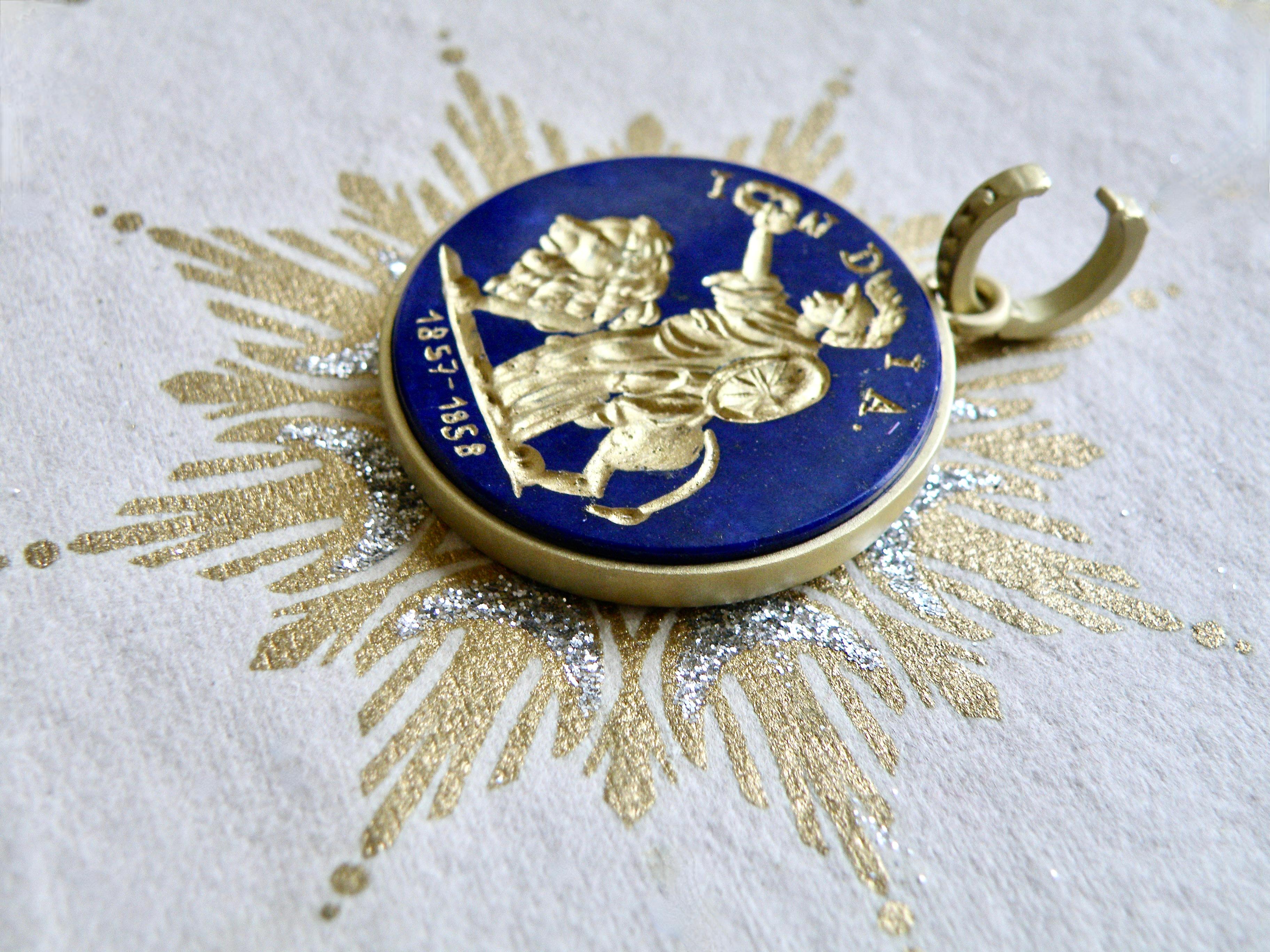 Modern 18k lapis enhancer, roman soldier with Lion Intaglio For Sale