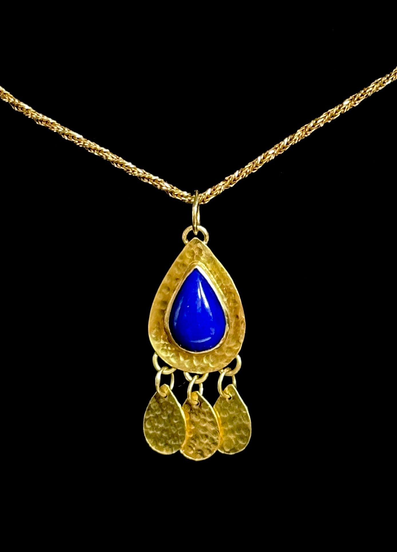 -Uno di questi
-Disponibile
-Oro 18K
-Lapis stone 
-Con il logo Nebu impresso a fuoco
-Venduto solo come pendente
L: quasi 1,5 cm
H. circa 3,5 cm 

Esclusivo ciondolo in Lapislazzuli unico nel suo genere

Anche se il disegno può essere utilizzato