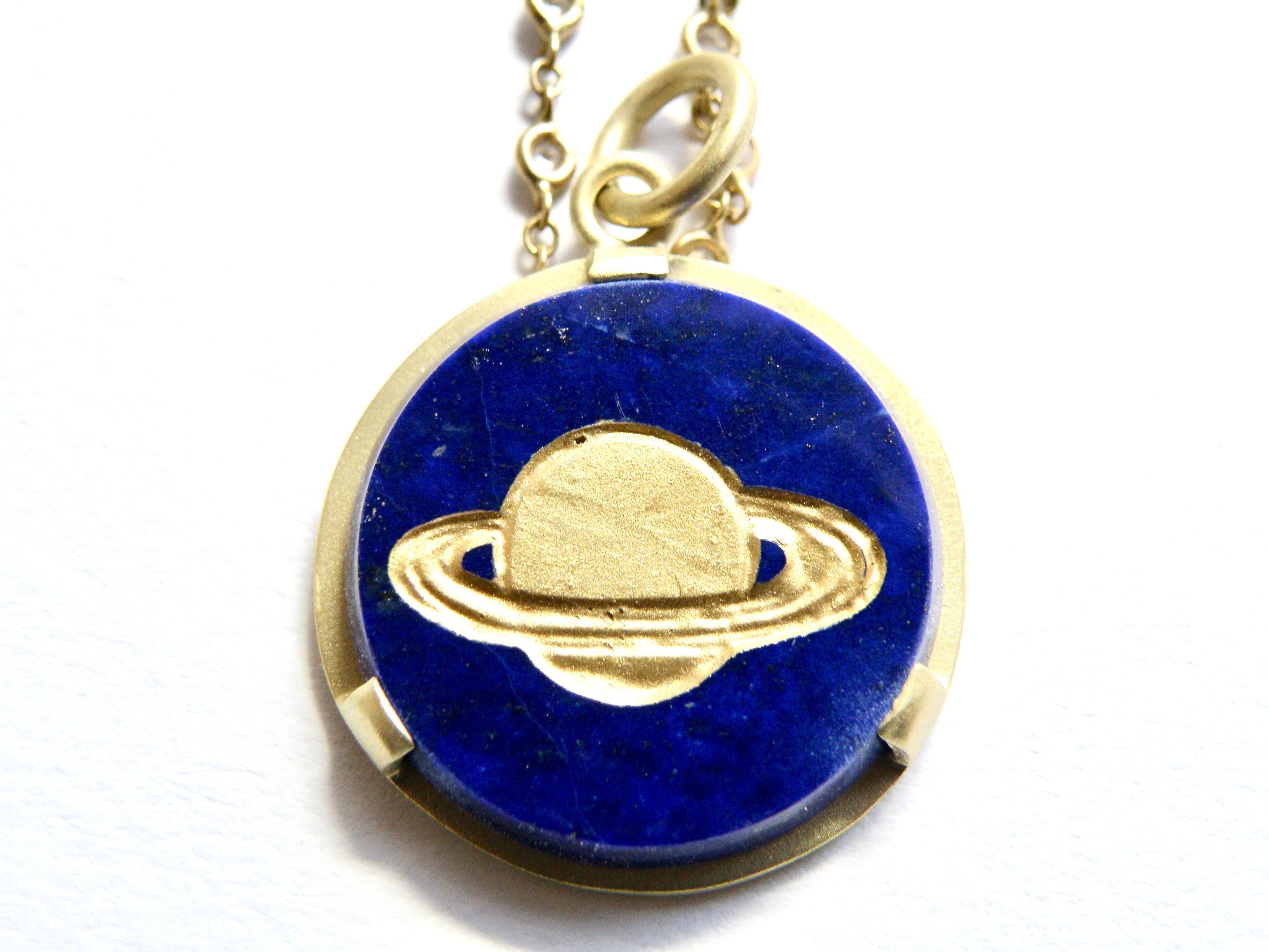 Pendentif Saturne en Lapis 18K Neuf - En vente à Cohasset, MA