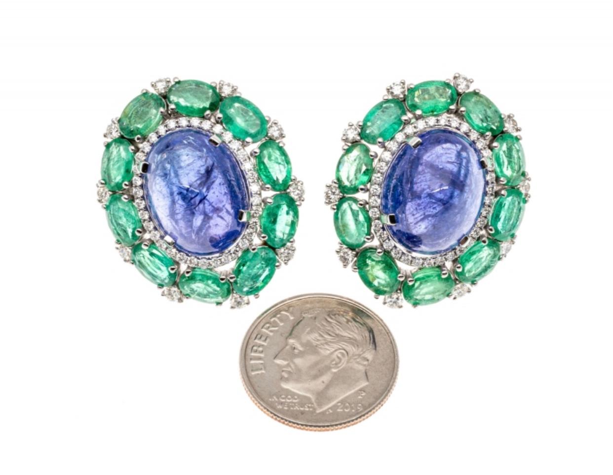 Contemporain Boucles d'oreilles en grappe de saphirs de couleur cachaçon 18 carats (App. 20,53 CTS), émeraudes et diamants en vente