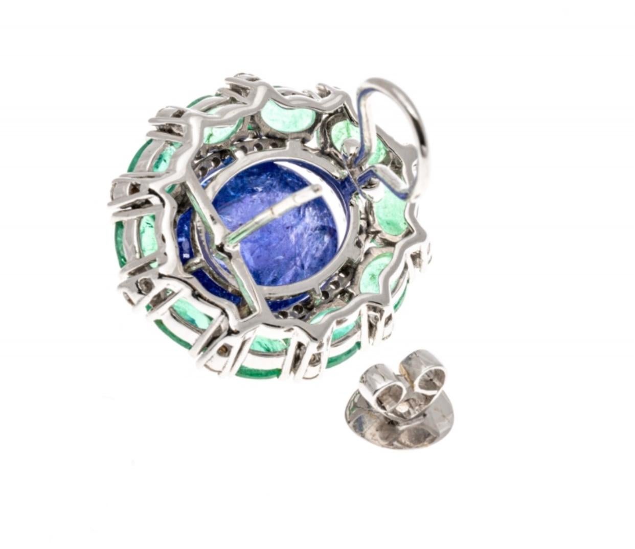 Boucles d'oreilles en grappe de saphirs de couleur cachaçon 18 carats (App. 20,53 CTS), émeraudes et diamants en vente 1