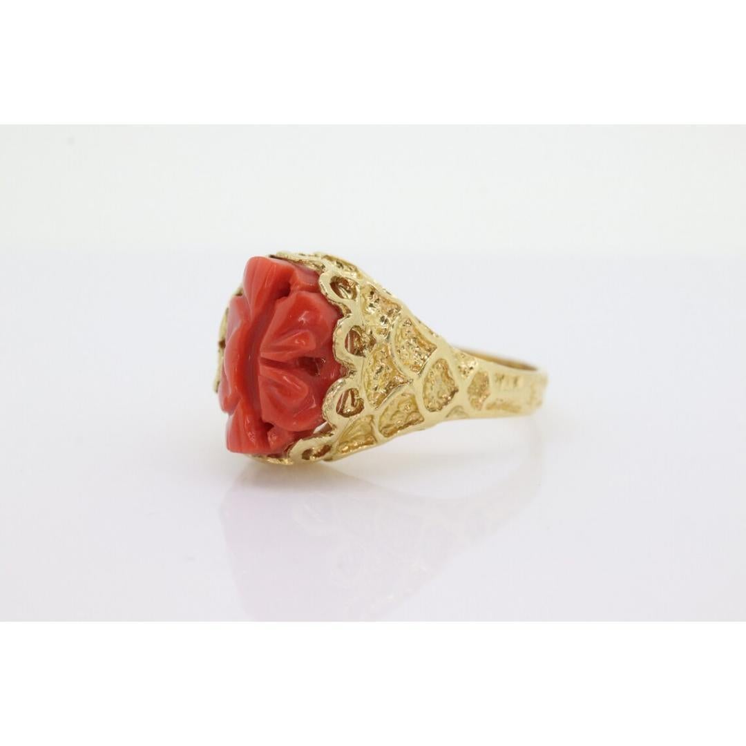 Vintage des années 1980
Taille : 7 US
MATERIAL : Or
Pierre précieuse : Corail

Couleur du bracelet : or

Superbe bague de déclaration. Or jaune 18k serti d'une pierre précieuse sculptée CORAL orange foncé. Le corail est découpé en fleur. Il s'agit