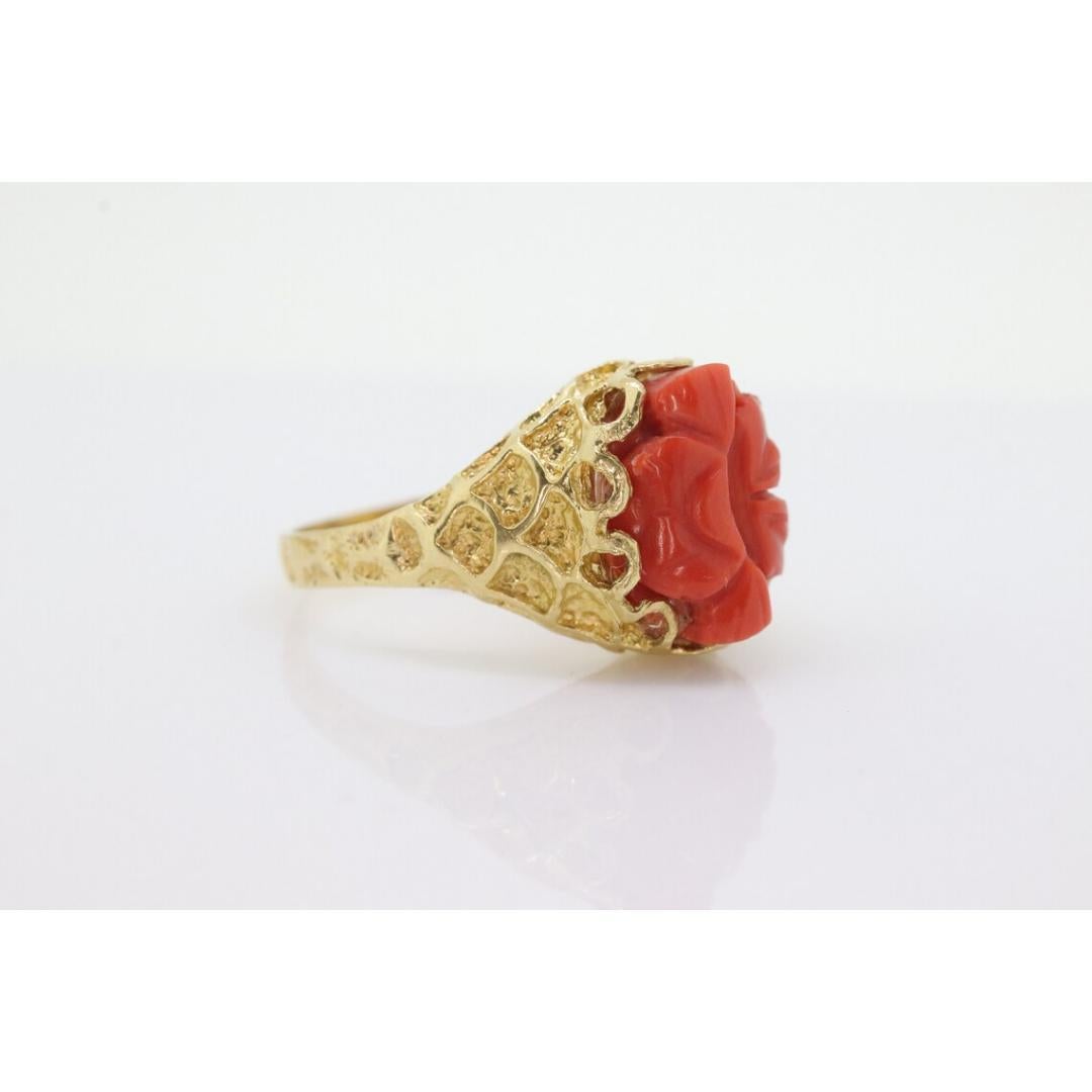 Grande bague orange sculptée en or 18 carats. Bague fantaisie en or 18 carats avec texture de fleurs en corail. en vente 1
