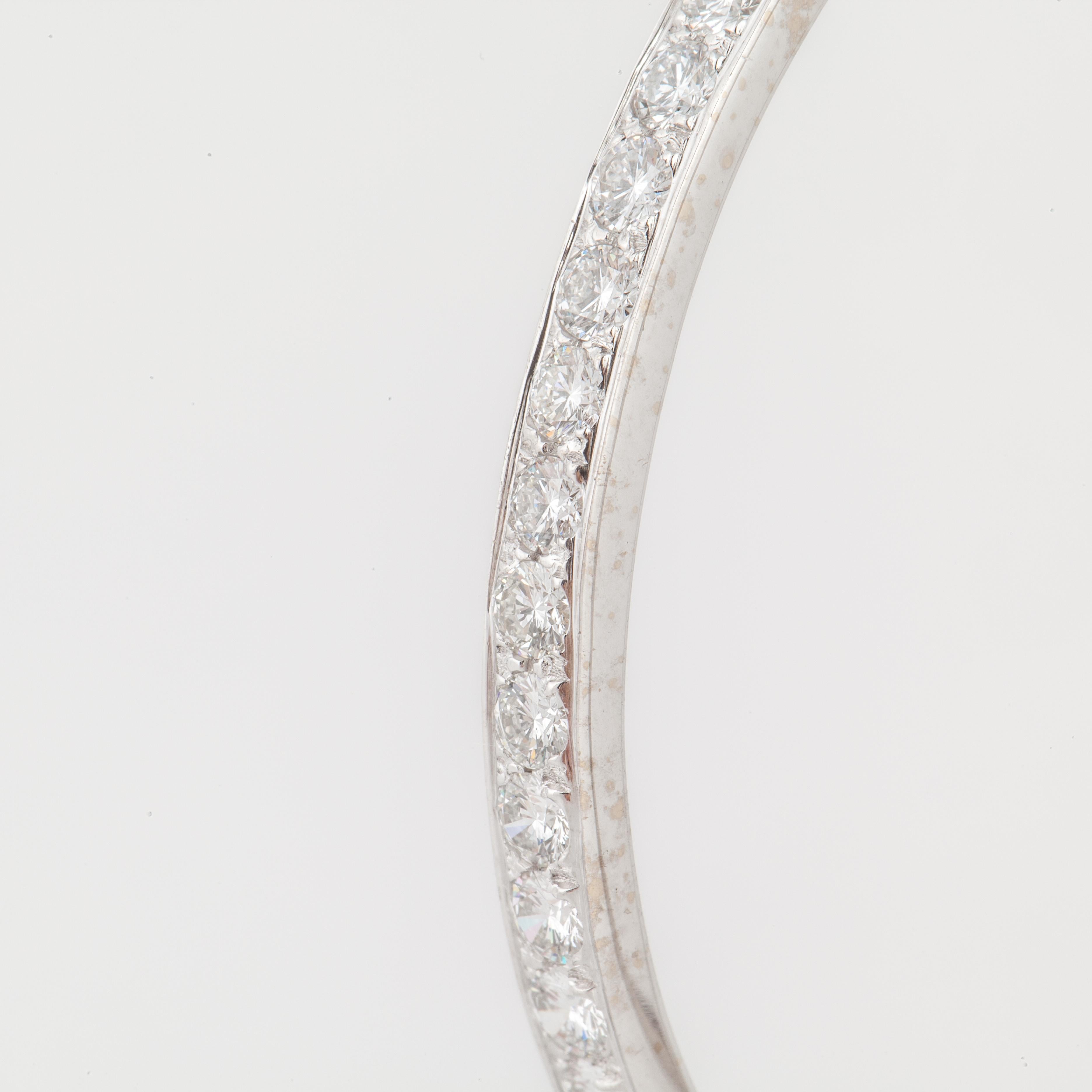 Taille ronde Boucles d'oreilles créoles en or blanc 18 carats avec grand diamant en vente