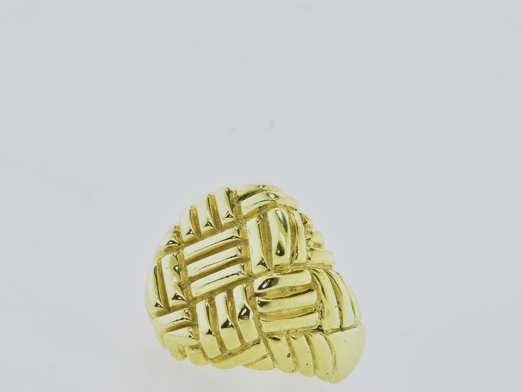 Anello vintage in oro giallo 18 carati dal design a trama complessa, che tuttavia gli conferisce un carattere inimitabile e idiosincratico e lo rende quindi distintivo e memorabile.  Con un peso di 23,7 grammi, la parte superiore dell'anello misura