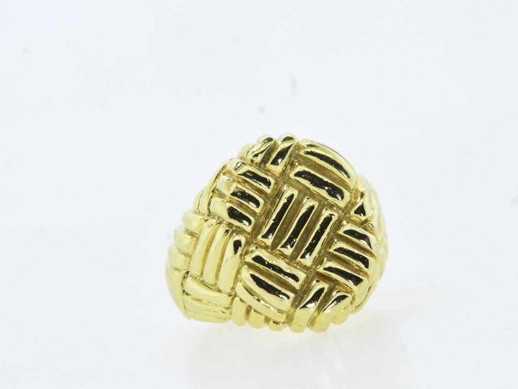 Anello d'oro 18 carati con motivo a trama complessa Vintage By In condizioni ottime in vendita a Aspen, CO