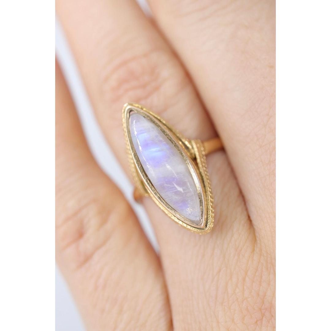 18k Large MOONSTONE ring. 18k Gold Marquise Navette Moonstone ring In Good Condition For Sale In Port Charlotte, FL