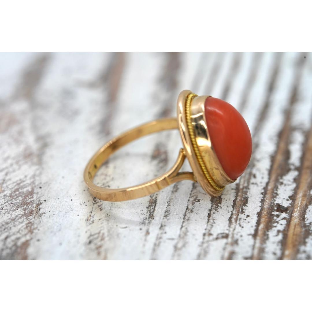 Vintage des années 1960
Taille : 7.5
MATERIAL : Or
Pierre précieuse : Corail

Couleur du bracelet : or

Superbe bague de déclaration. Or jaune 18k serti d'un cabochon de CORAL orange foncé. Le corail est très grand. Il s'agit dans l'ensemble d'une