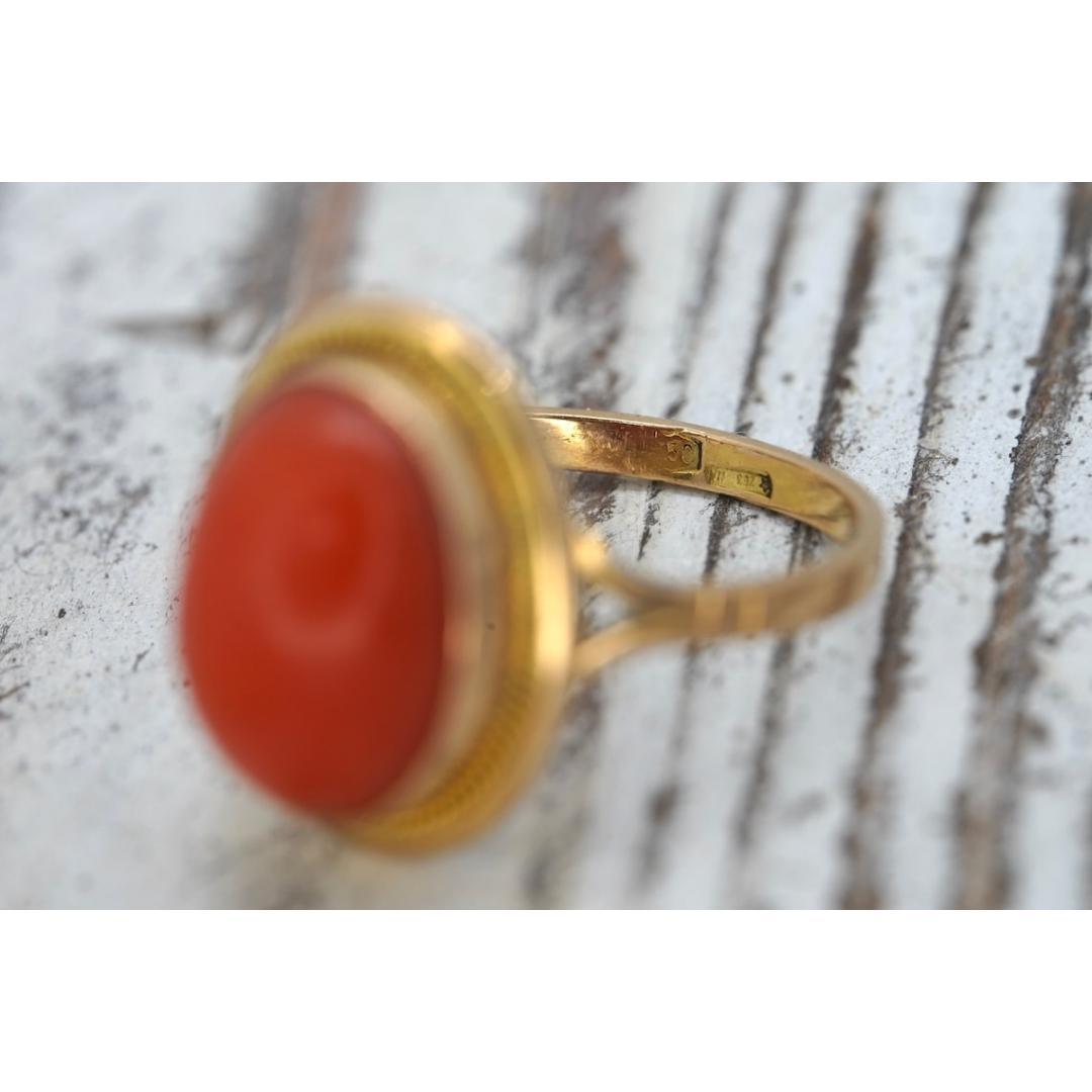 Grande bague orange ovale en or 18 carats. Bague fantaisie en or 18 carats sertie d'un cabochon de corail cabochon Bon état - En vente à Port Charlotte, FL
