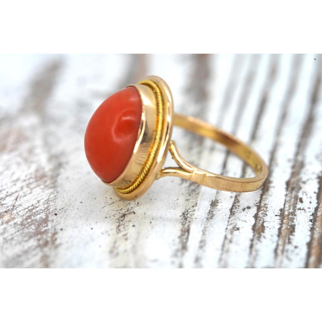 Grande bague orange ovale en or 18 carats. Bague fantaisie en or 18 carats sertie d'un cabochon de corail cabochon Pour hommes en vente