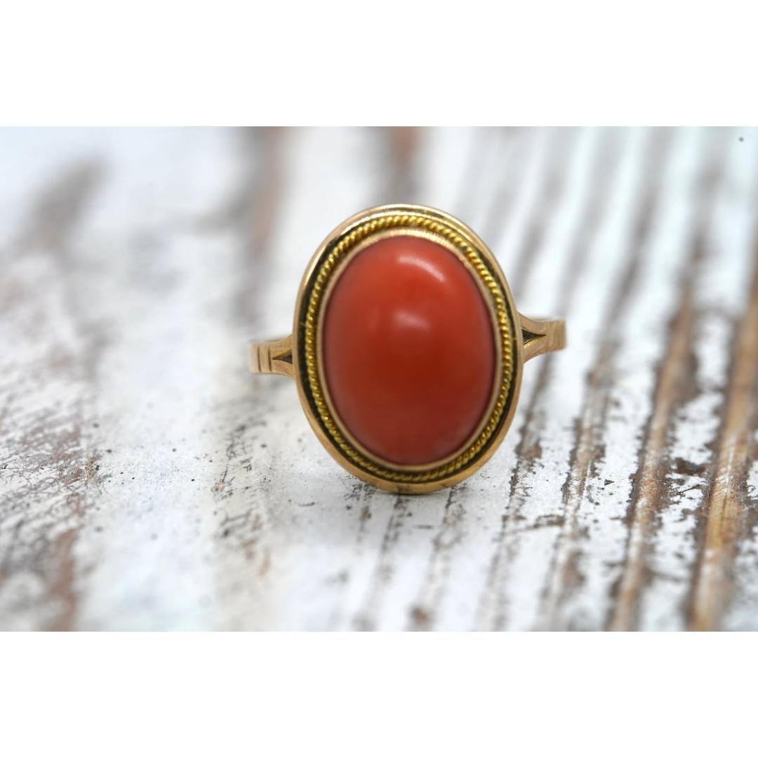 Grande bague orange ovale en or 18 carats. Bague fantaisie en or 18 carats sertie d'un cabochon de corail cabochon en vente 1