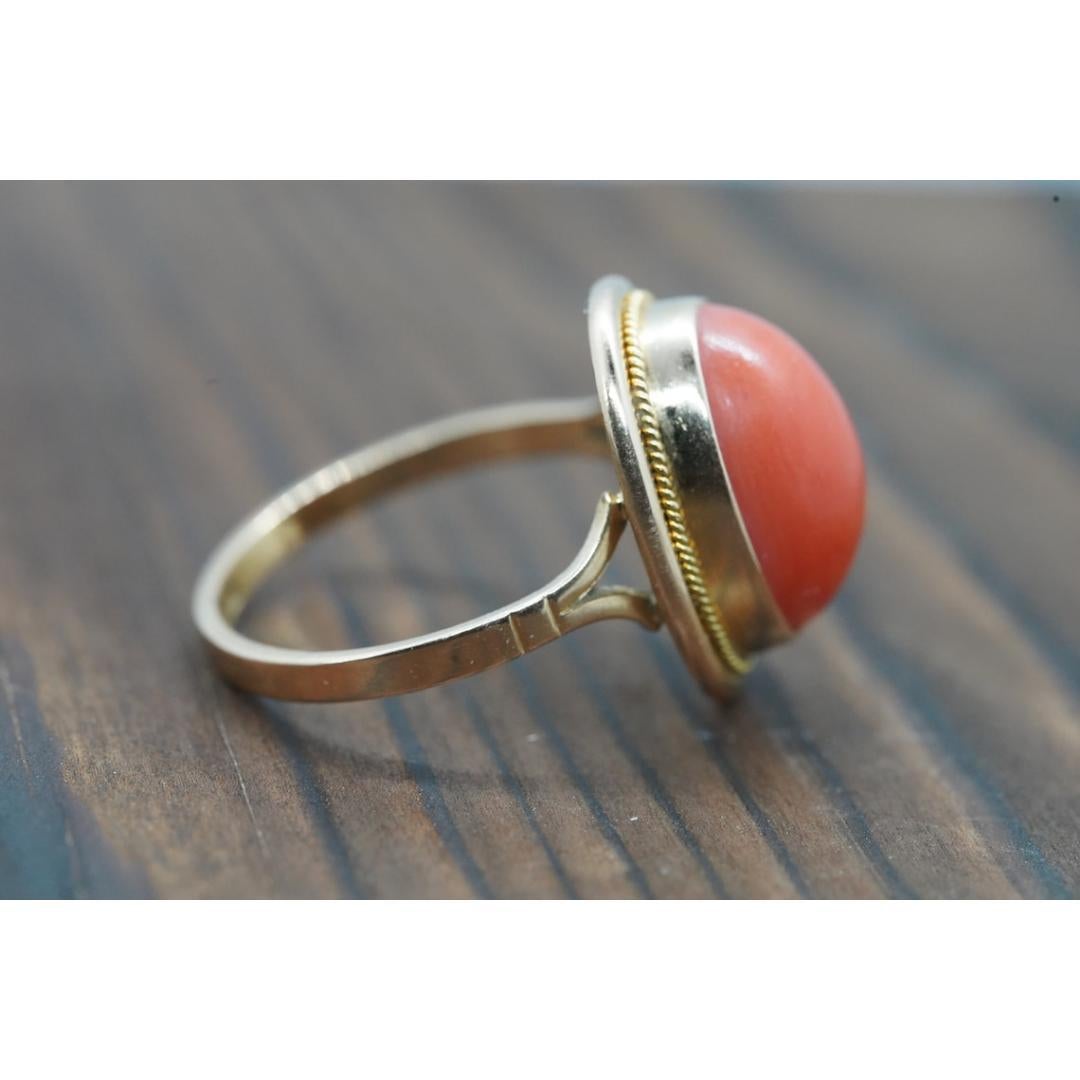 Grande bague orange ovale en or 18 carats. Bague fantaisie en or 18 carats sertie d'un cabochon de corail cabochon en vente 2