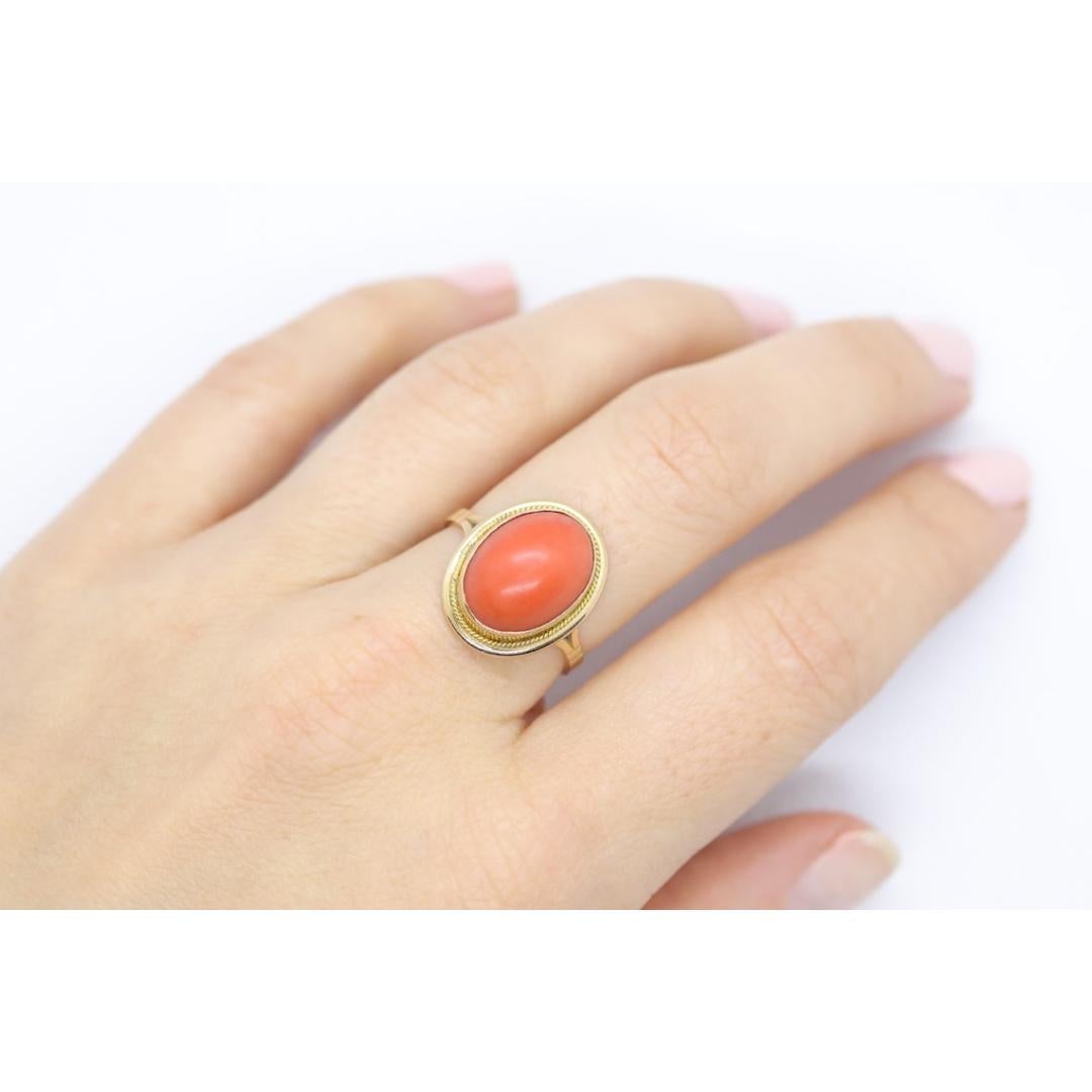Grande bague orange ovale en or 18 carats. Bague fantaisie en or 18 carats sertie d'un cabochon de corail cabochon en vente 3