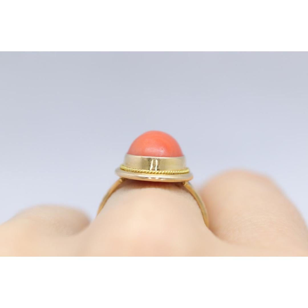 Grande bague orange ovale en or 18 carats. Bague fantaisie en or 18 carats sertie d'un cabochon de corail cabochon en vente 4