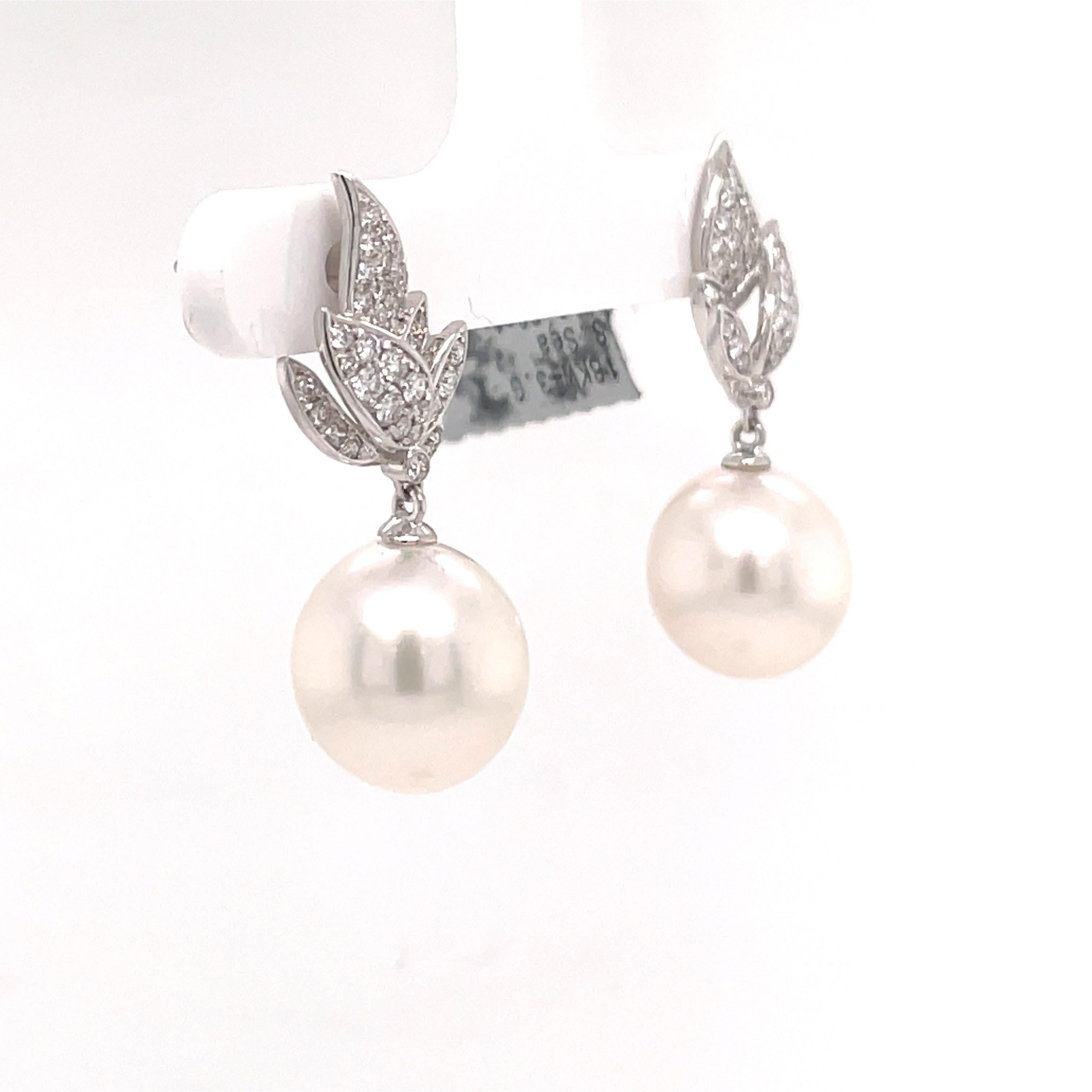 18k Leaf Diamond and Pearl Dangle Earrings Dangle In New Condition For Sale In New York, NY