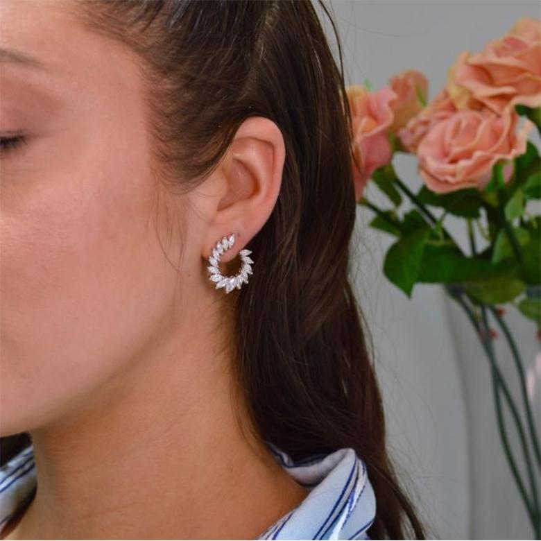 Eleva il tuo stile con un bellissimo e sofisticato orecchino a forma di foglia in oro 18 carati. Realizzato a mano per un look lussuoso, questo pezzo senza tempo conferirà un'aria di eleganza ed esclusività a qualsiasi abbigliamento. Un accento