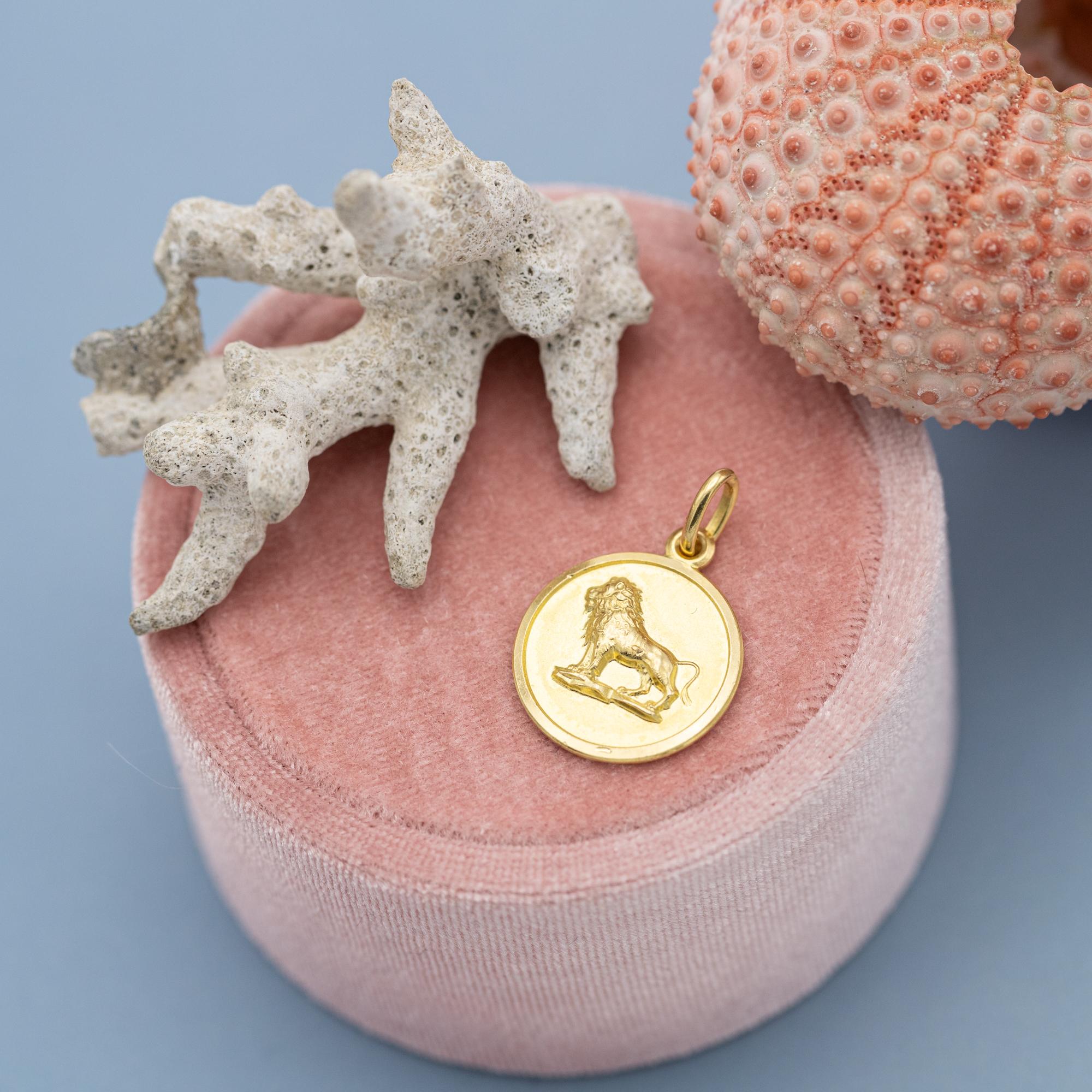 18K LEO , Vintage 18 karat zodiac charm pendant - solid yellow gold Star Sign 2