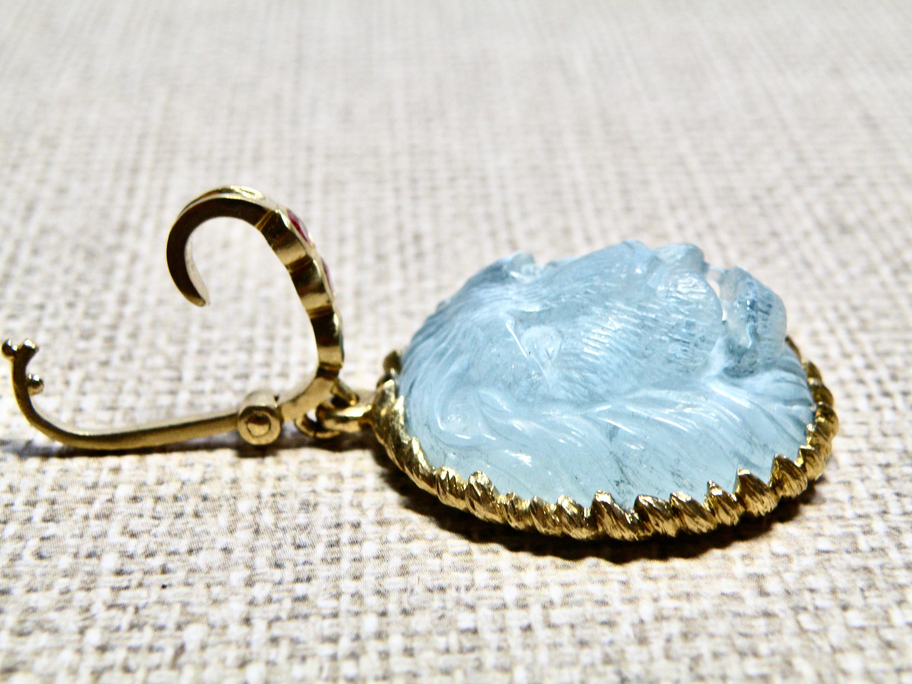 18k Lg Enhancer, Carved Aquamarine Lion, Sapphire Bail In New Condition For Sale In Cohasset, MA