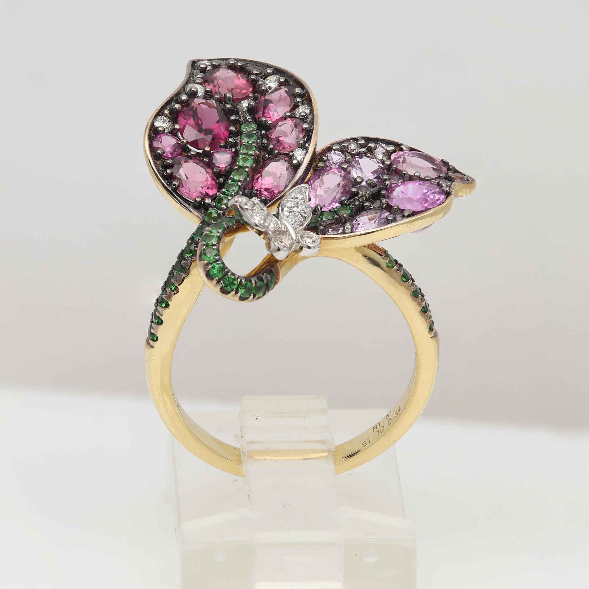Bague en or avec fleur et feuille
Les couleurs brillantes des pierres précieuses mixtes
Or jaune 18k environ 7,0 grammes
Taille des doigts 6.5
Rhodolite rouge naturelle environ 1,51 carat (mélange de tailles)
Saphir rose naturel environ 1,70 carat