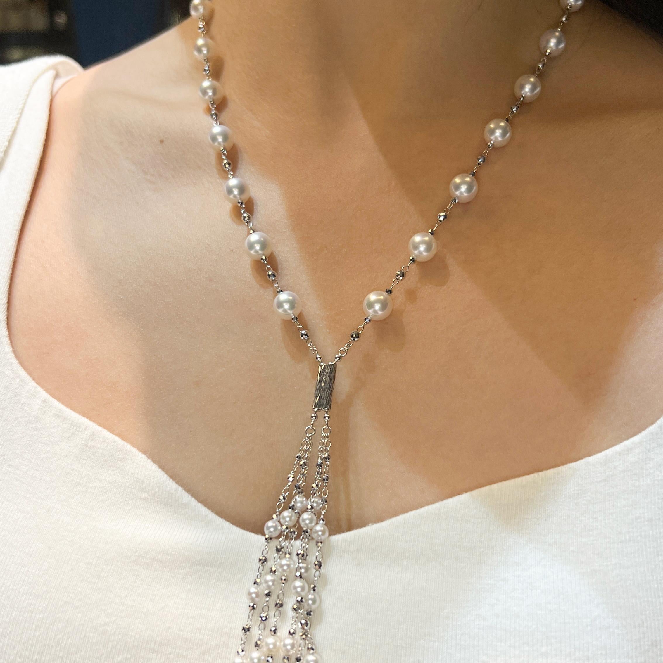 Collier polyvalent en or blanc 18K 'Magnetic' avec perles d'Akoya et pompons Chic en vente 1
