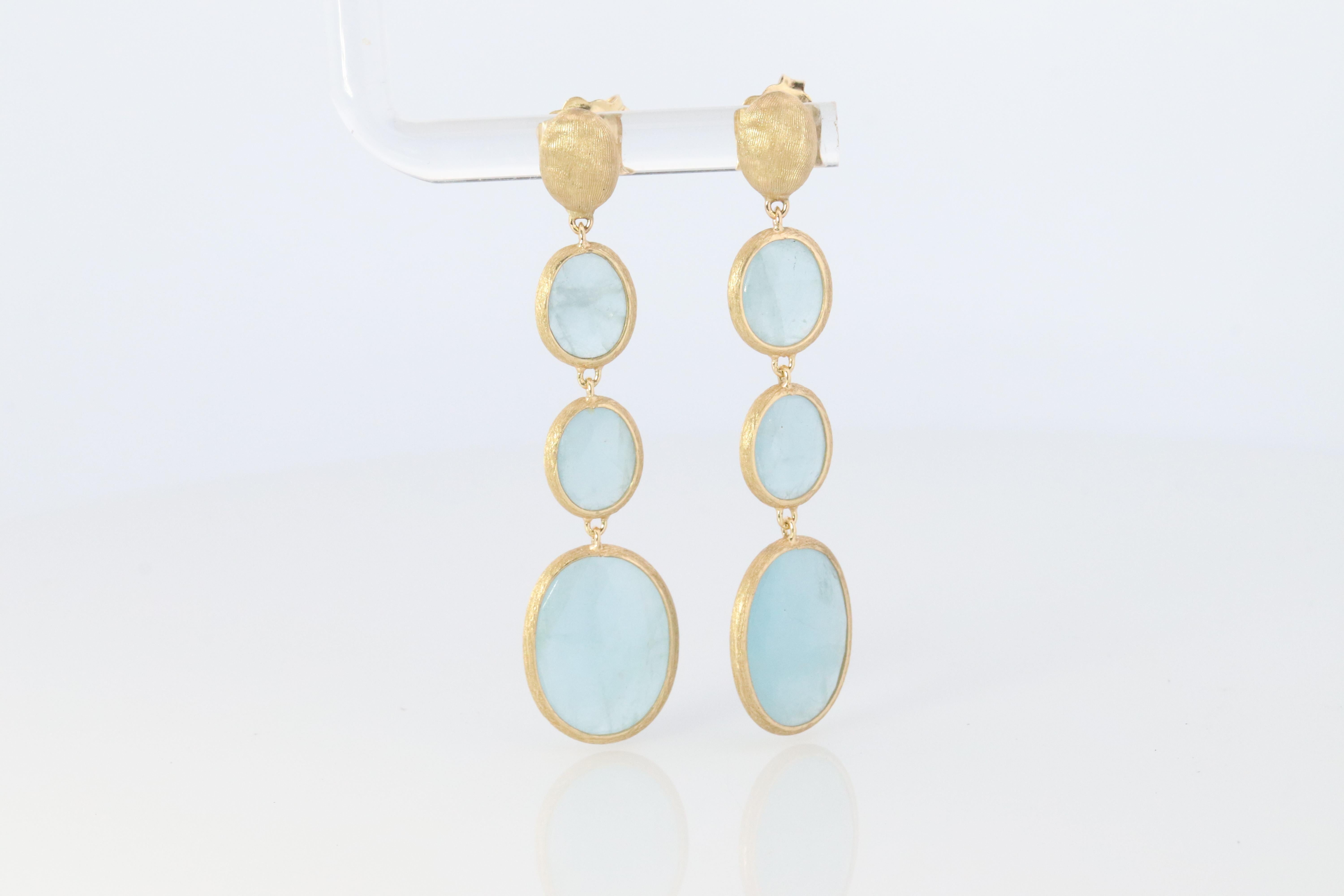 Der ikonische Marco Bicego-Schmuck. 
Schöne Tropfenohrringe mit ovalen Aquamarin-Edelsteinen in Kesselfassung.

SIVIGLIA Collection'S
18k Gelbgold gebürstet

Bedingungen: Zeigt wenig bis gar keine Gebrauchsspuren.

Einzelheiten
5,8 Gramm