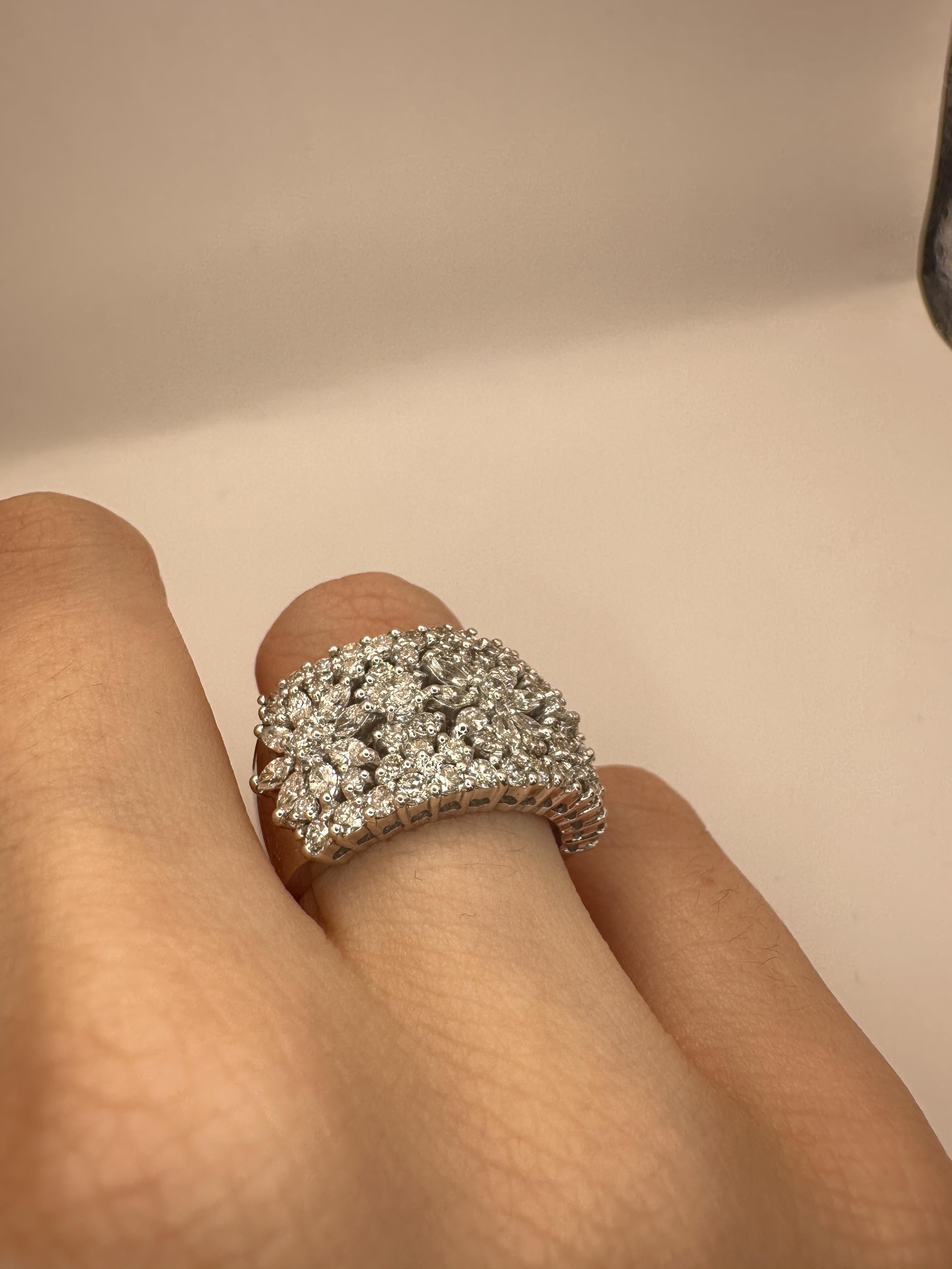 Bague jonc large 18 carats avec diamants taille marquise en vente 5