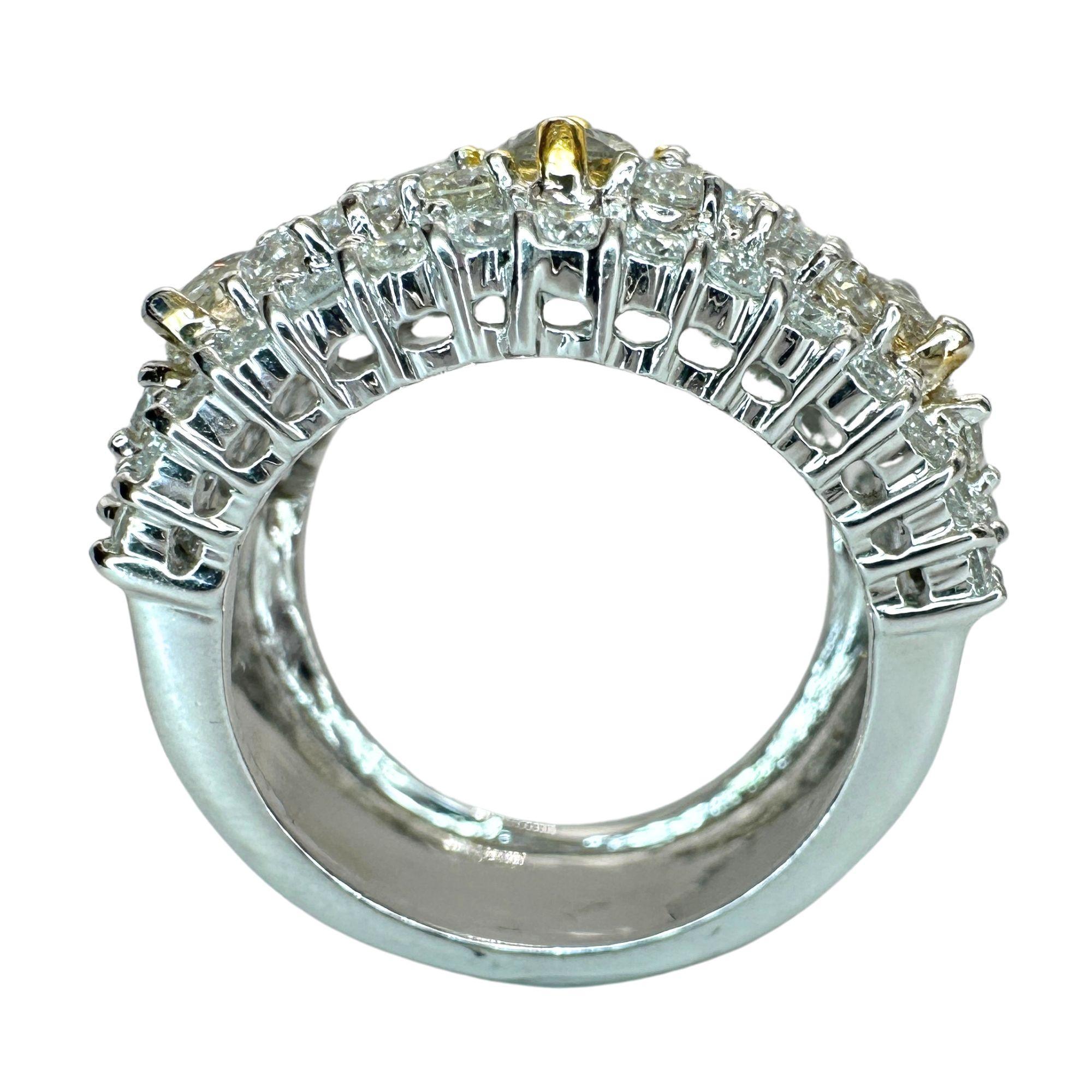 Bague jonc large 18 carats avec diamants taille marquise Bon état - En vente à New York, NY