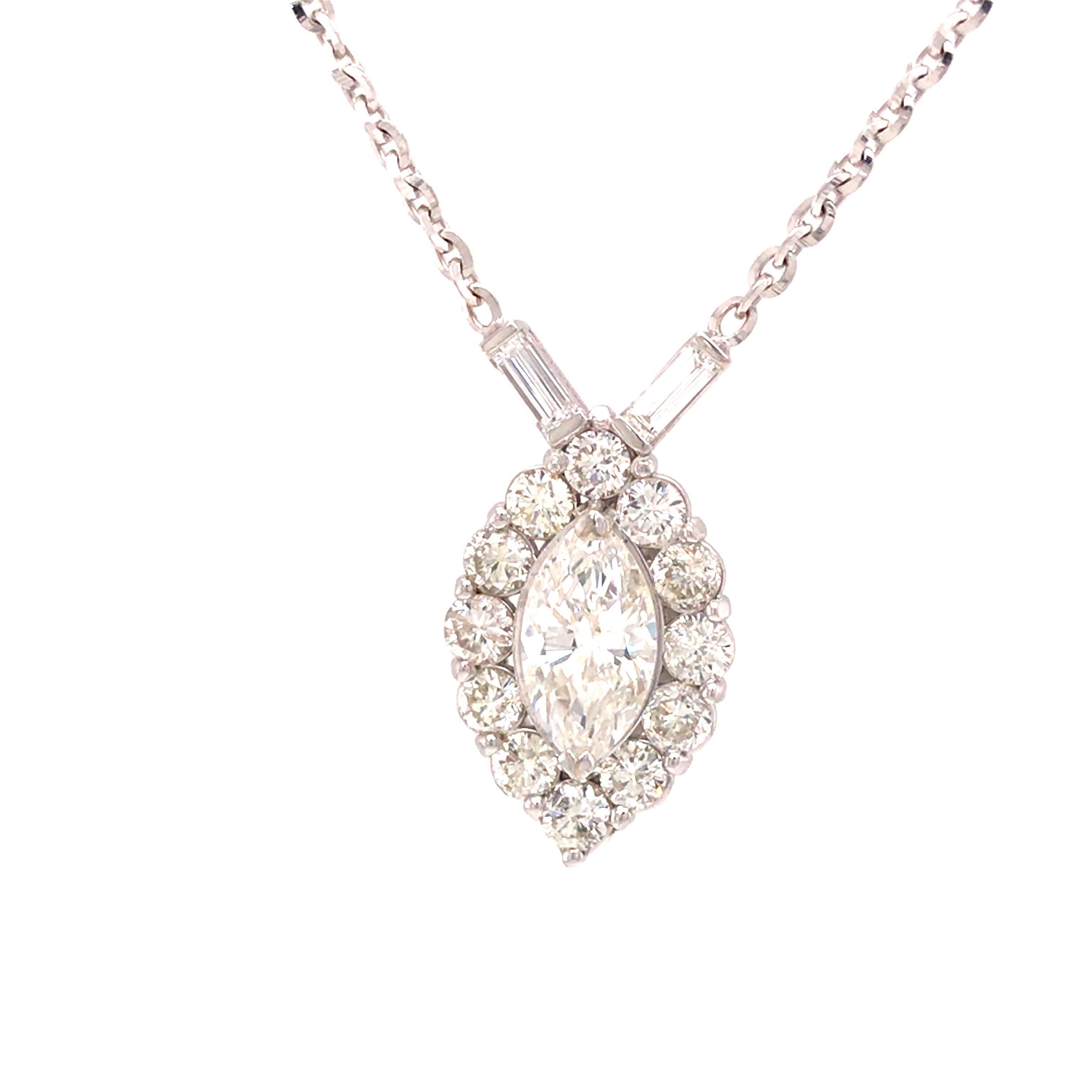 Marquise Diamant-Halo-Anhänger-Halskette aus 18 Karat Weißgold.  Der 1,50 Karat schwere Marquise-Diamant mit der Farbe G-I und der Reinheit SI2 ist fachmännisch von einem Halo aus runden Diamanten im Brillantschliff und Baguette-Diamanten mit einem