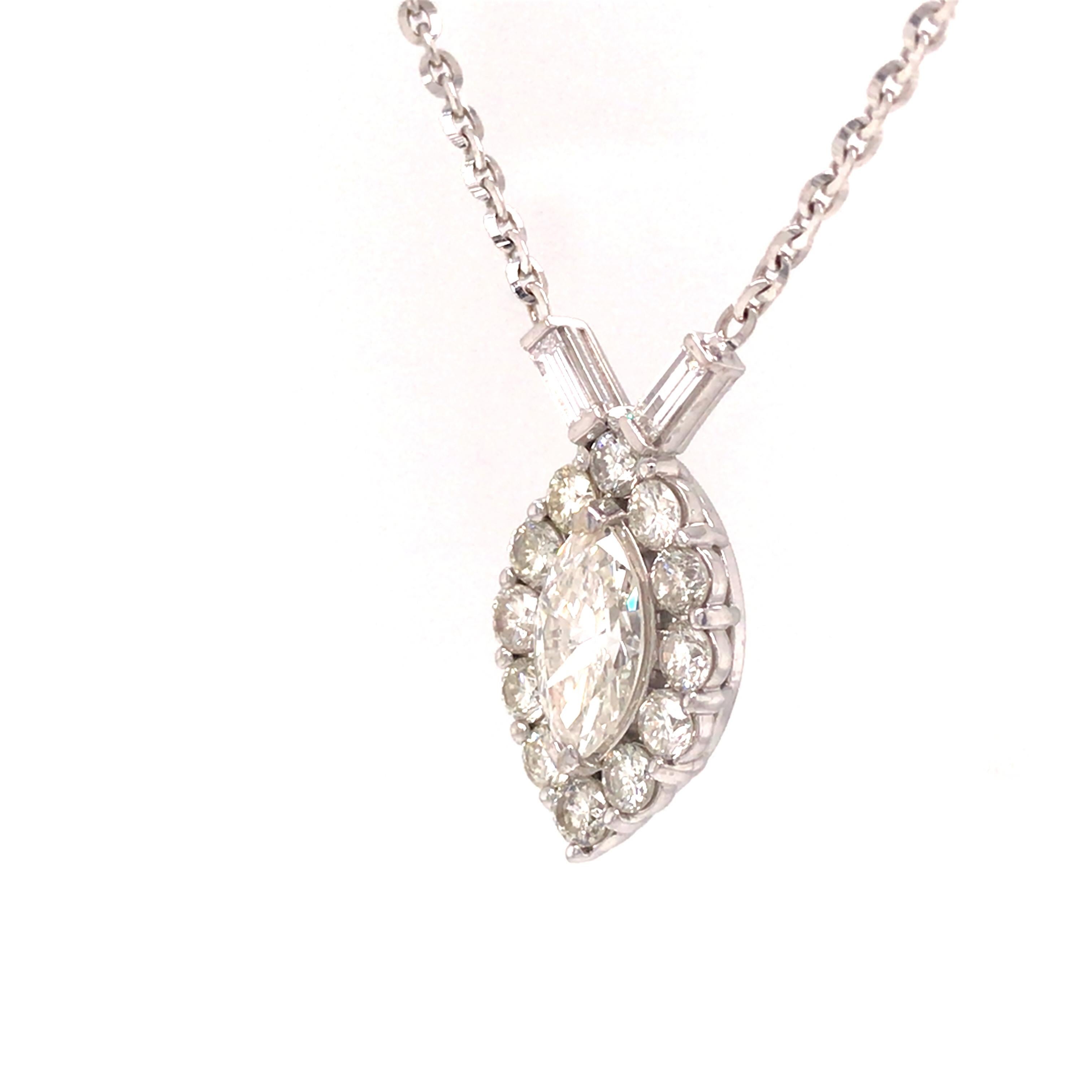 18 Karat Weißgold Halskette mit Marquise-Diamant-Halo-Anhänger (Marquiseschliff) im Angebot