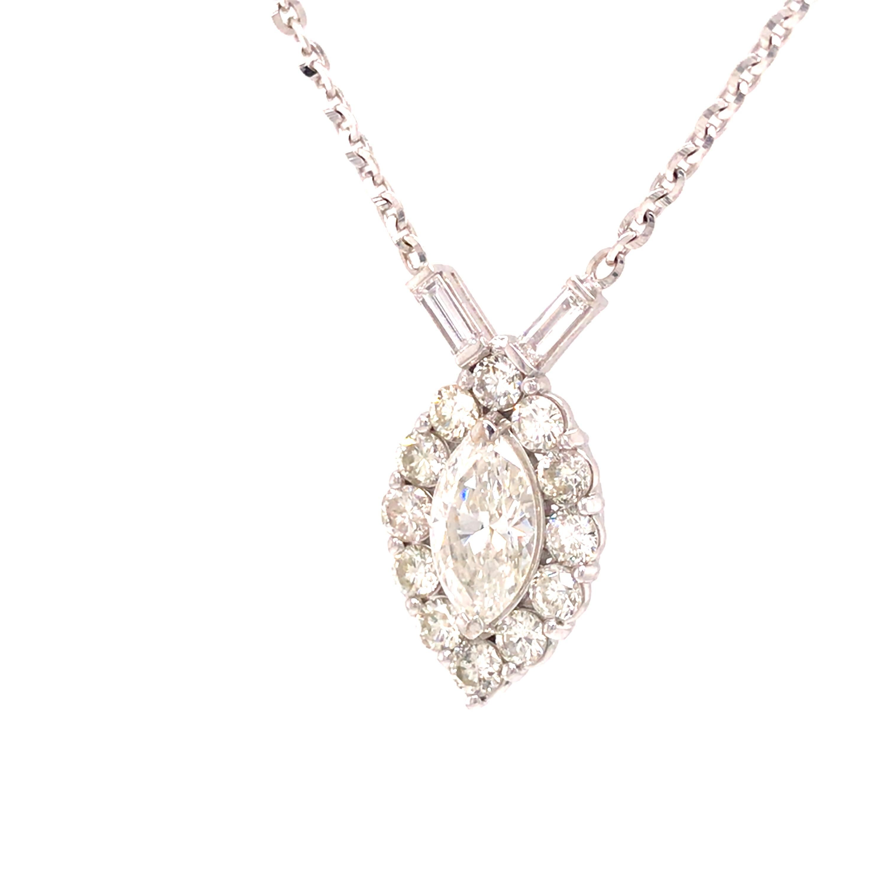 18 Karat Weißgold Halskette mit Marquise-Diamant-Halo-Anhänger im Zustand „Hervorragend“ im Angebot in Boca Raton, FL