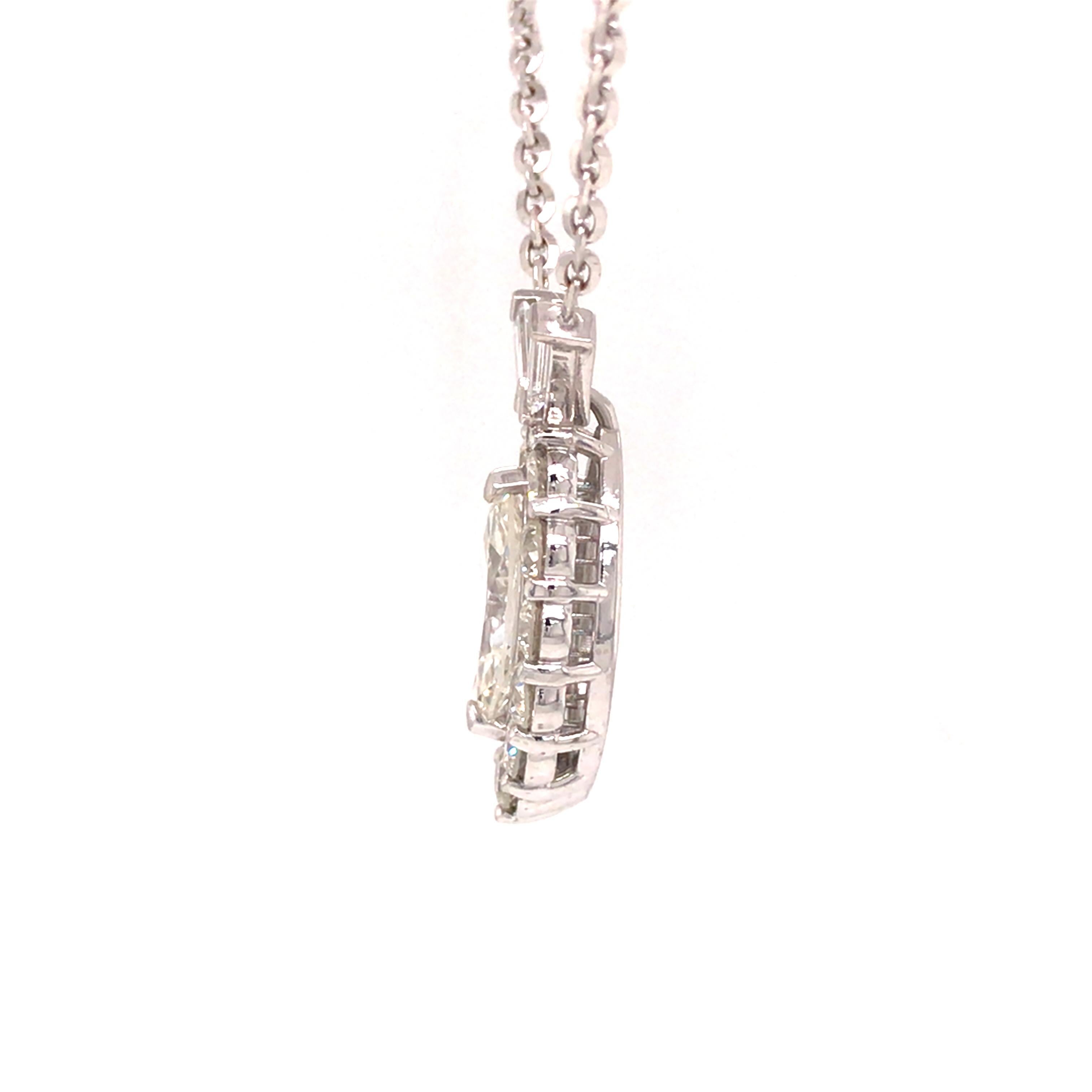 18 Karat Weißgold Halskette mit Marquise-Diamant-Halo-Anhänger Damen im Angebot