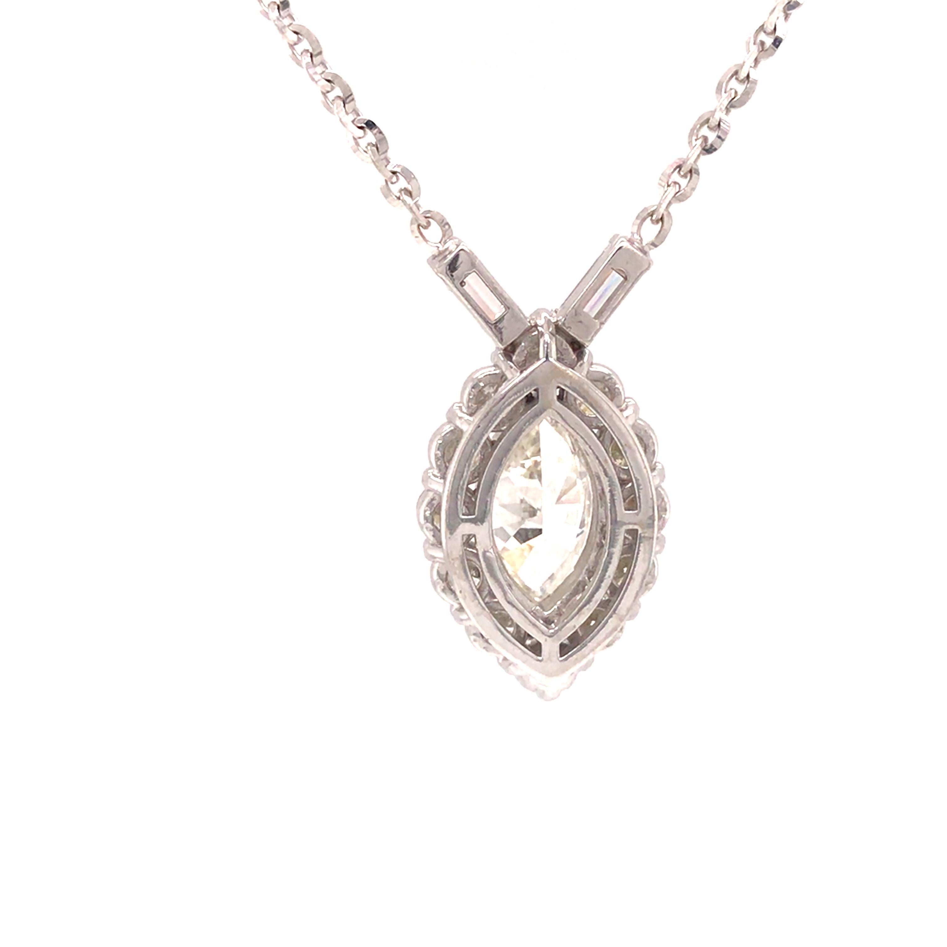 18 Karat Weißgold Halskette mit Marquise-Diamant-Halo-Anhänger im Angebot 1