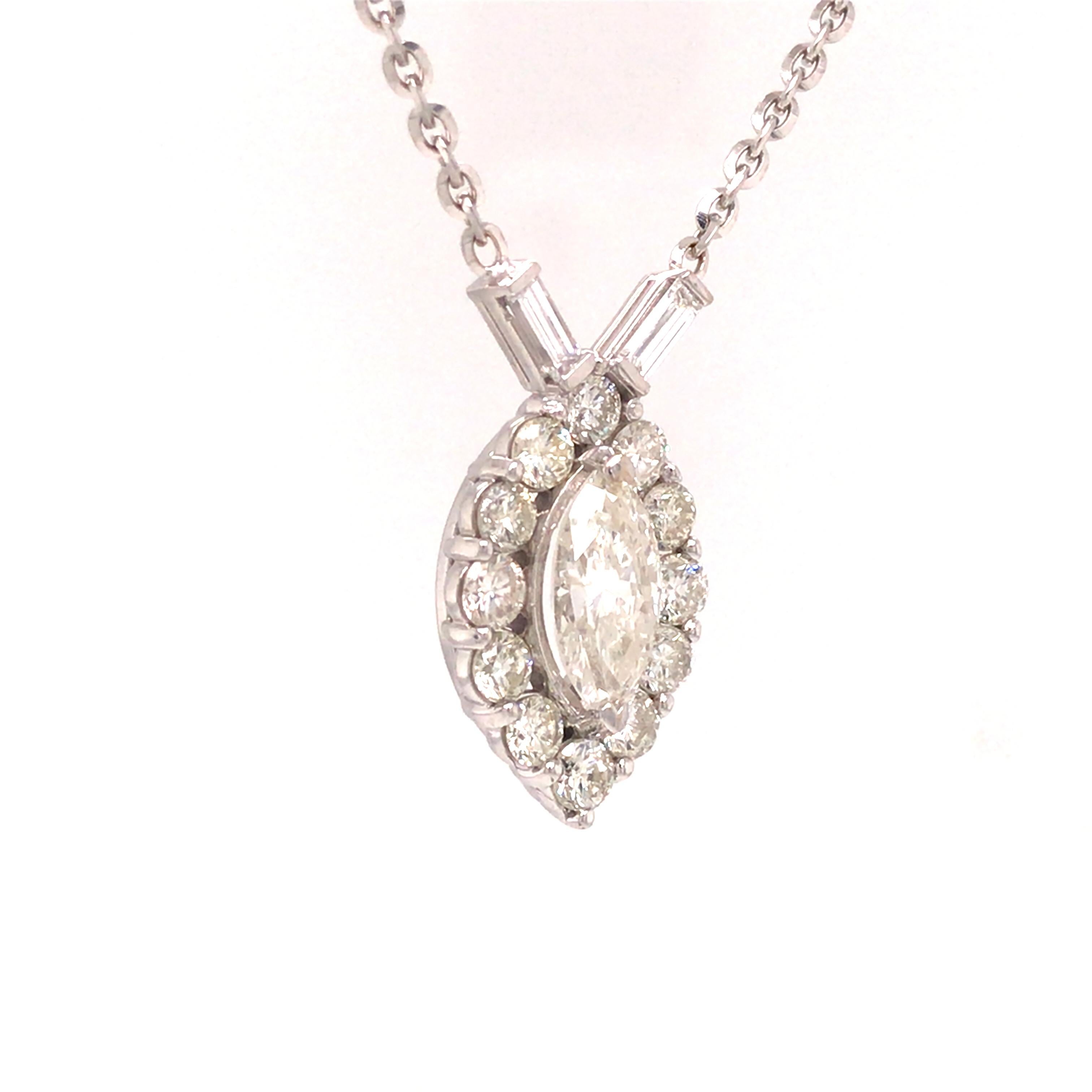 18 Karat Weißgold Halskette mit Marquise-Diamant-Halo-Anhänger im Angebot 2