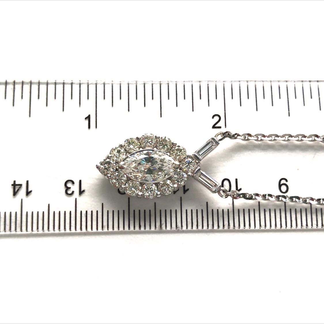 18 Karat Weißgold Halskette mit Marquise-Diamant-Halo-Anhänger im Angebot 4