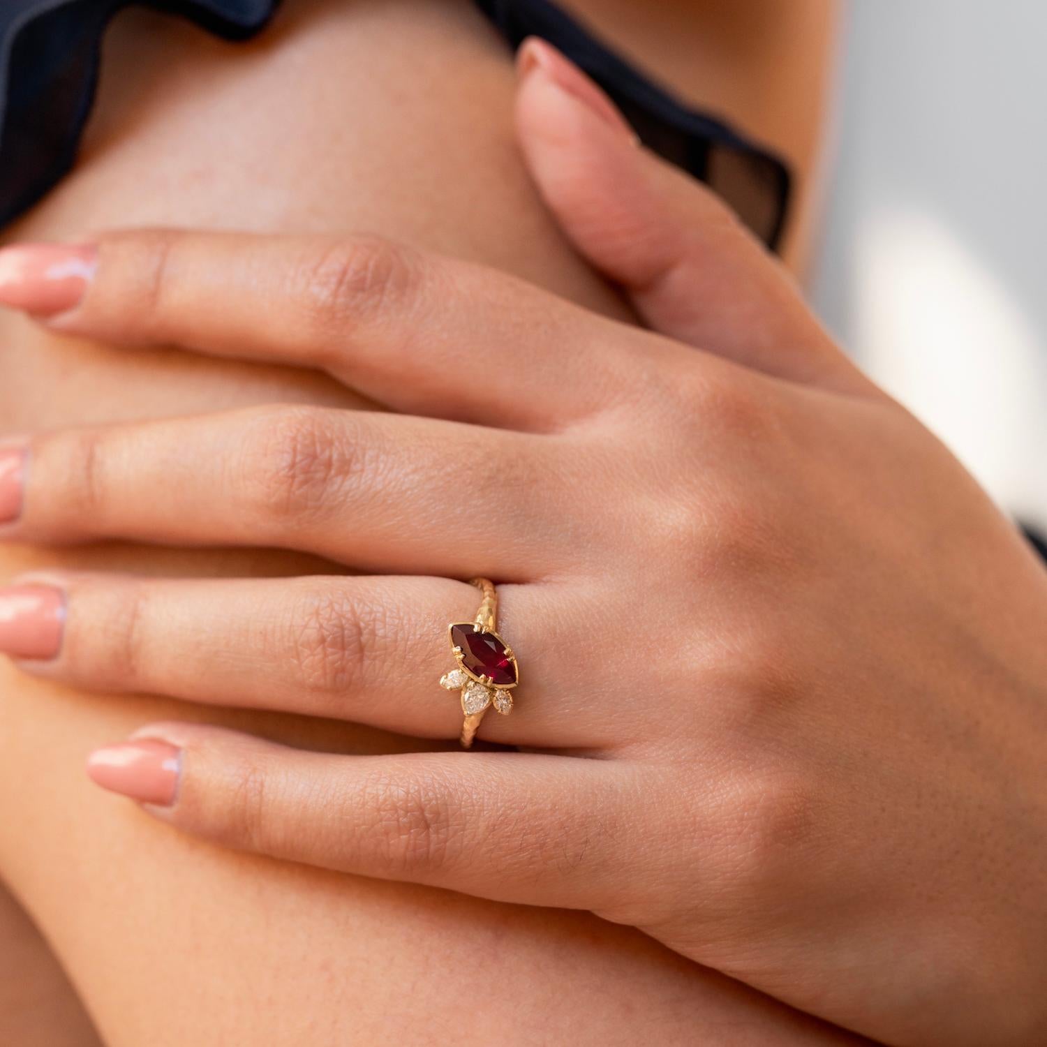 El distintivo rubí de talla marquesa de este anillo Stargazer le confiere verdadera energía con su posición asimétrica en el dedo y su yuxtaposición con los tres diamantes puntiagudos.

La fascinación se dramatiza aún más con una onda fluida en la