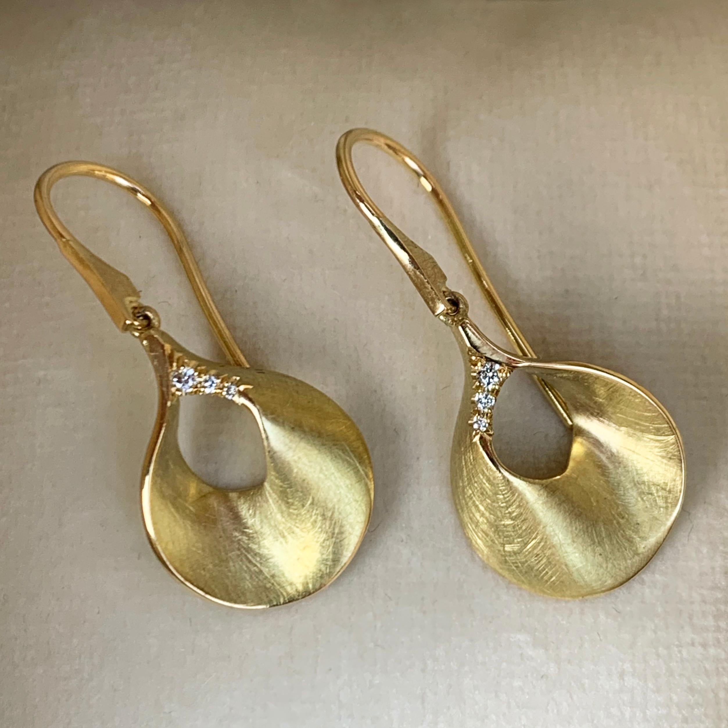 Drop earrings handmade in Belgium, in 18K matte-finished yellow gold 5.7 g.  Pave set with 6 white brilliant-cut DEGVVS diamonds 0,05 ct.  These earrings are from the 'Euphoria' Collection.
This exquisite product comes from Joke Quick, a jewellery