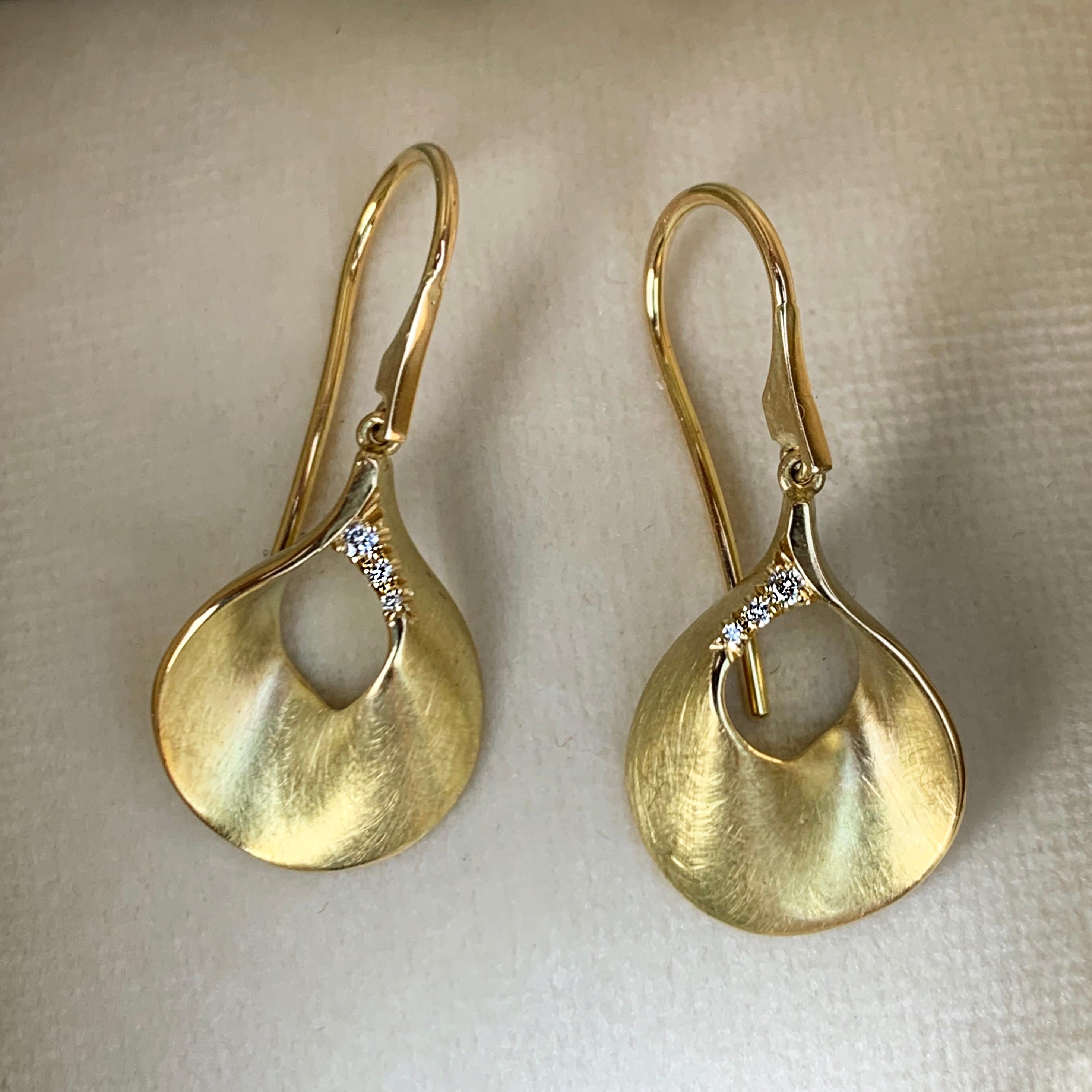 Contemporary 18 Karat Matte-Finished Yellow Gold Diamond Drop Earrings