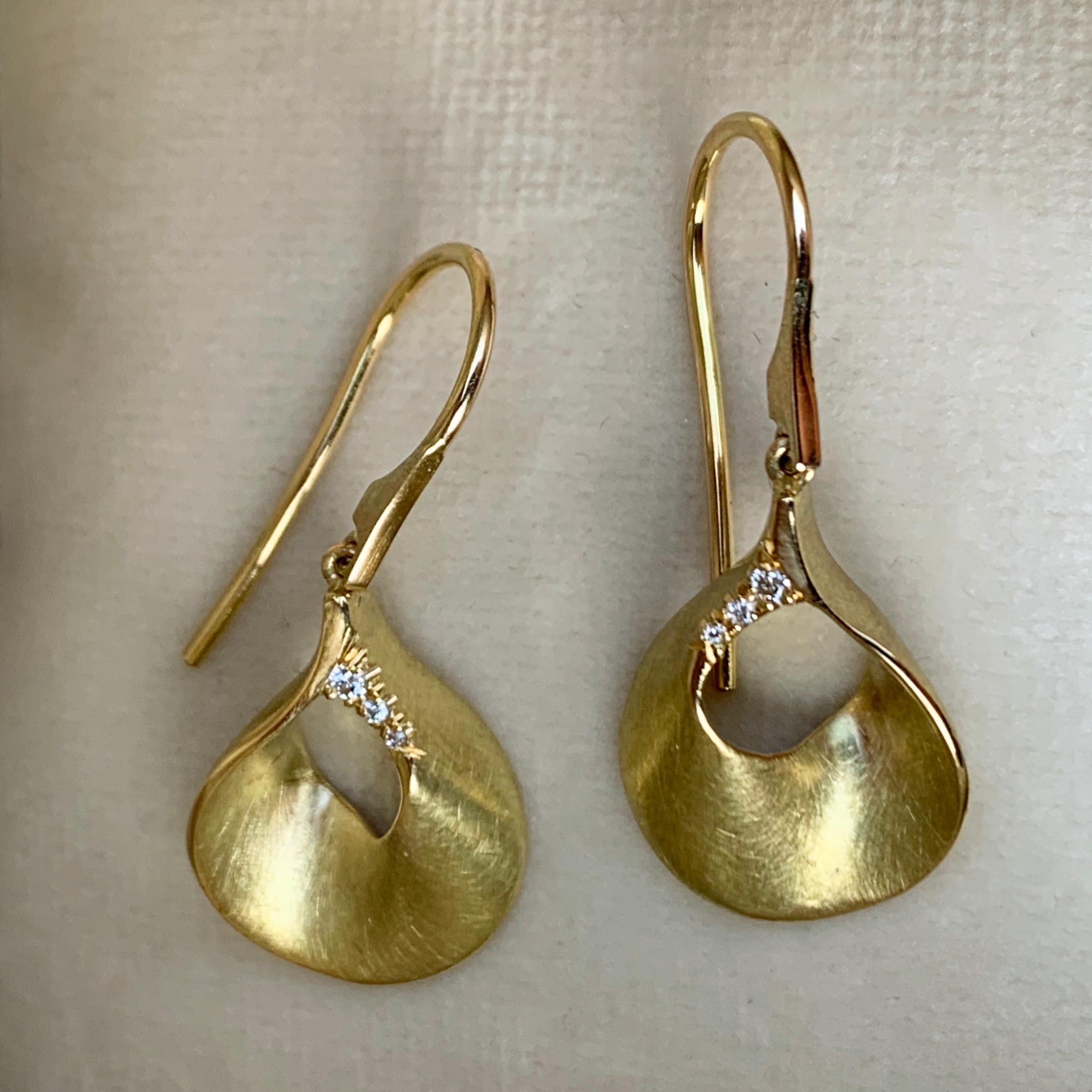 Round Cut 18 Karat Matte-Finished Yellow Gold Diamond Drop Earrings