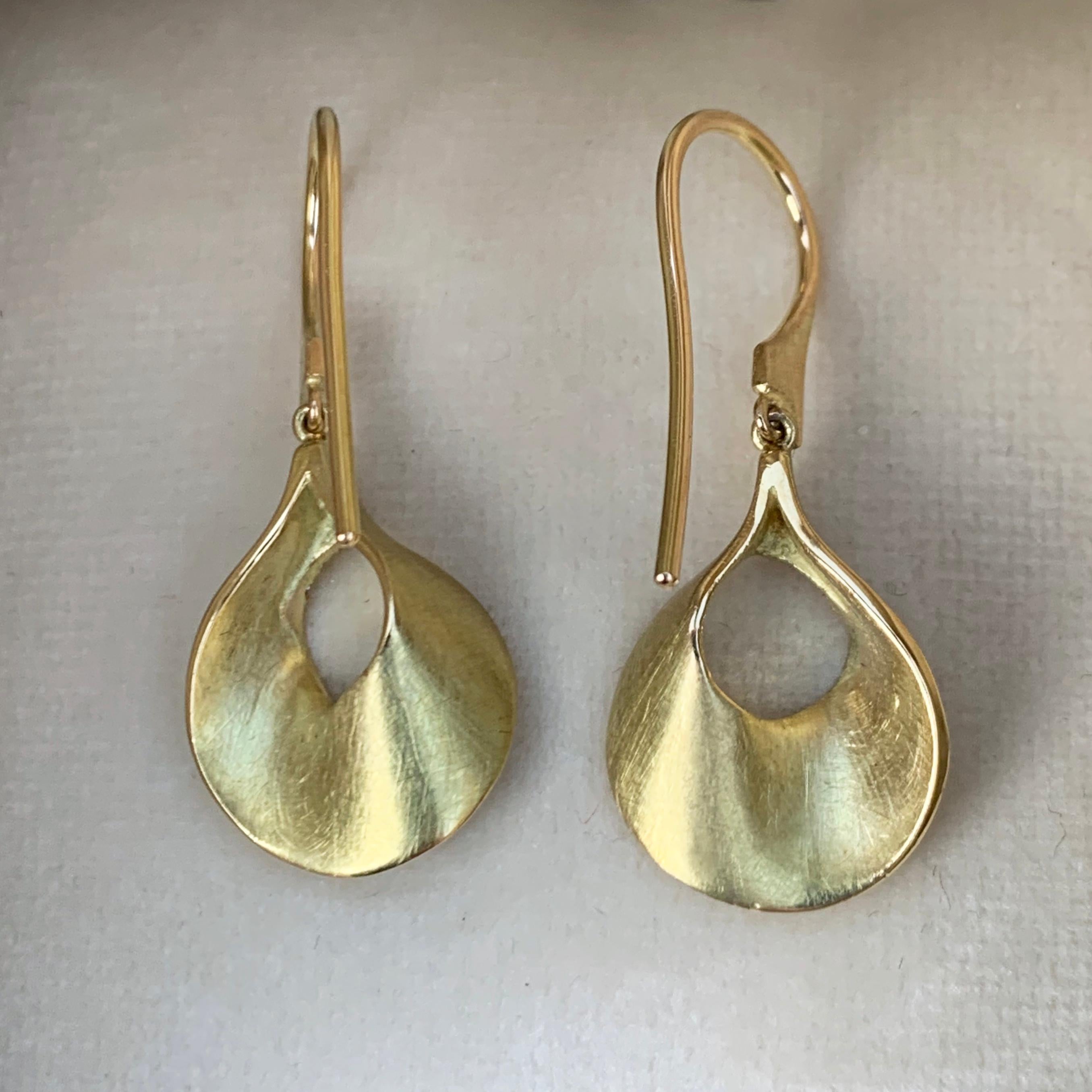 18 Karat Matte-Finished Yellow Gold Diamond Drop Earrings In New Condition In Antwerp, BE