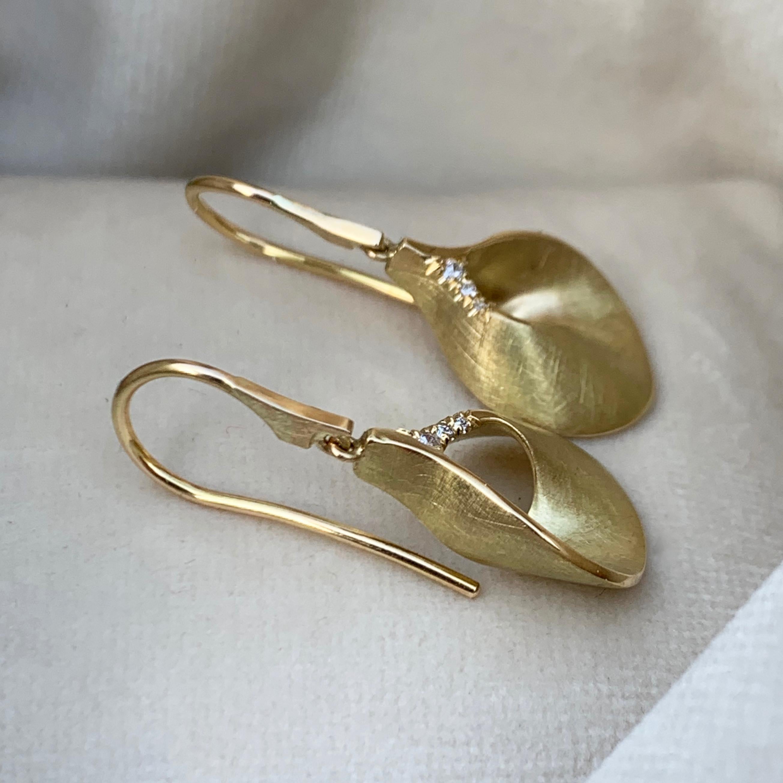 Women's 18 Karat Matte-Finished Yellow Gold Diamond Drop Earrings