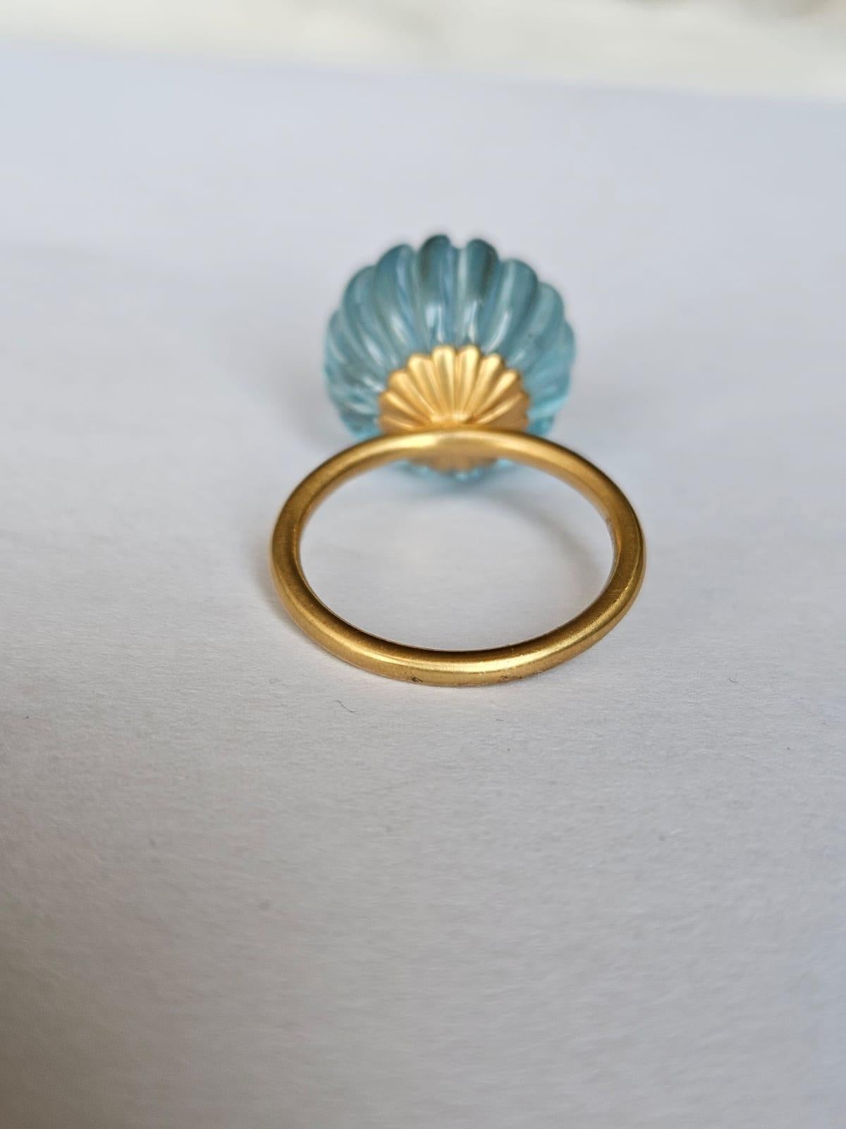 Art Deco 18K Matte Gold 23.59 carat carved Aquamarine Melon & Blue Sapphire Cocktail Ring For Sale