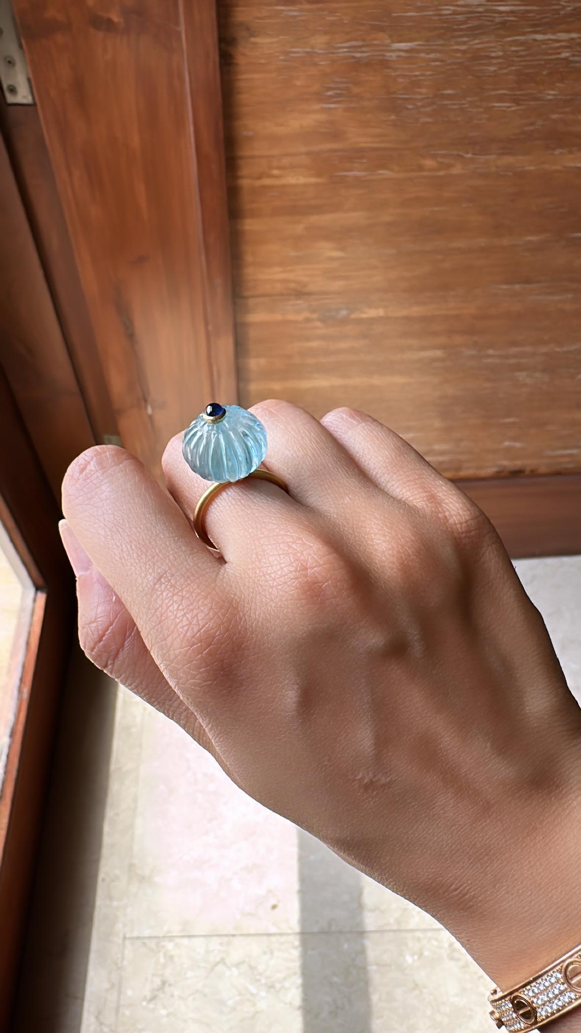 18K Matte Gold 23.59 carat carved Aquamarine Melon & Blue Sapphire Cocktail Ring For Sale 1