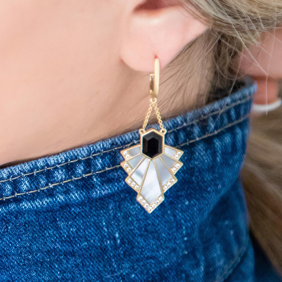 18 Karat Gold Ohrhänger im Art-Déco-Stil mit schwarzem Onyx und Perlmutt (Gemischter Schliff) im Angebot