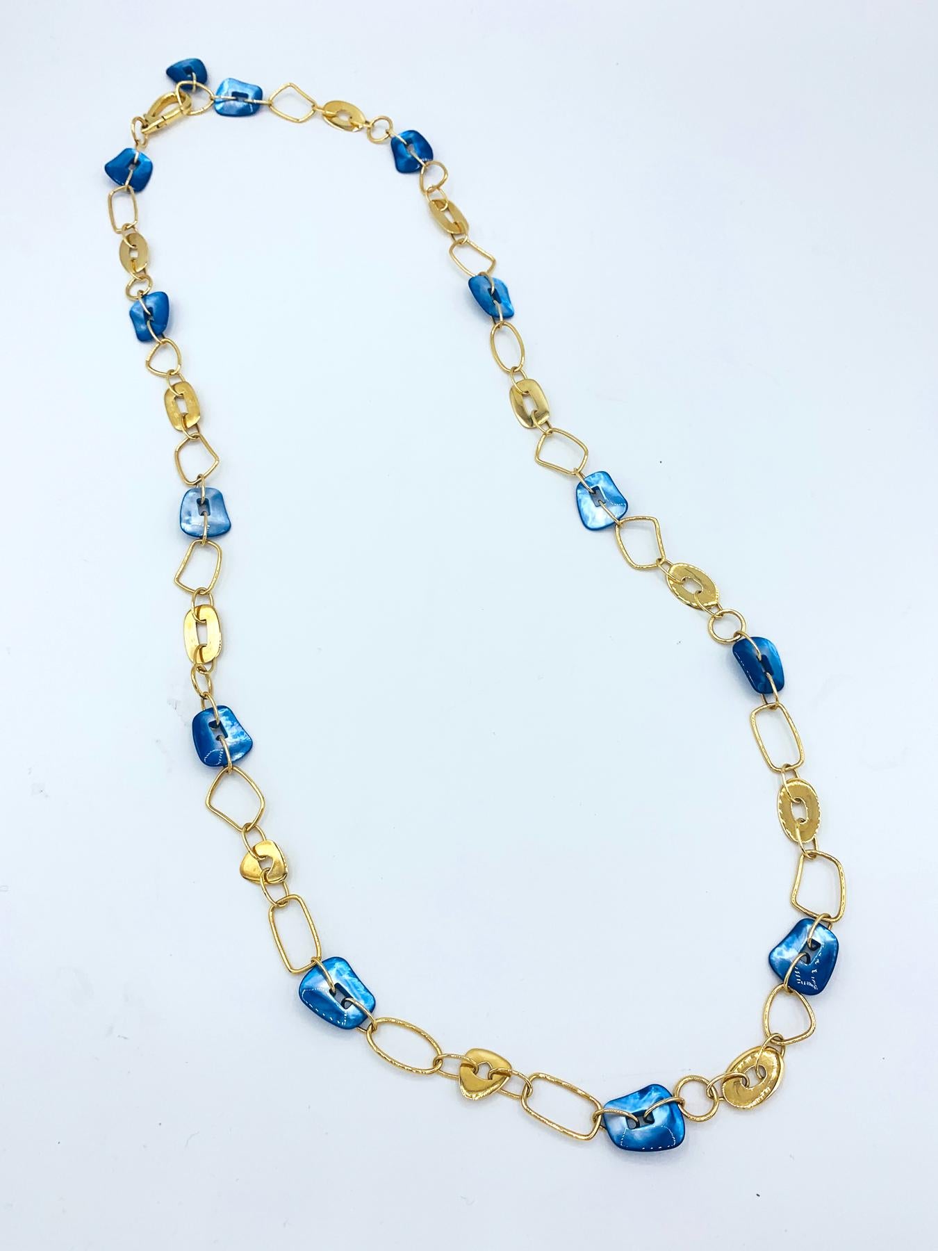 Rendered in high polish, 18K yellow gold with Indigo Blue Mother of Pearl 'puzzles', this necklace from the Puzzle Collection by Mattioli, blends inspiration both from abstract art and the 70s.

This necklace is finished with a clasp and logo charm.